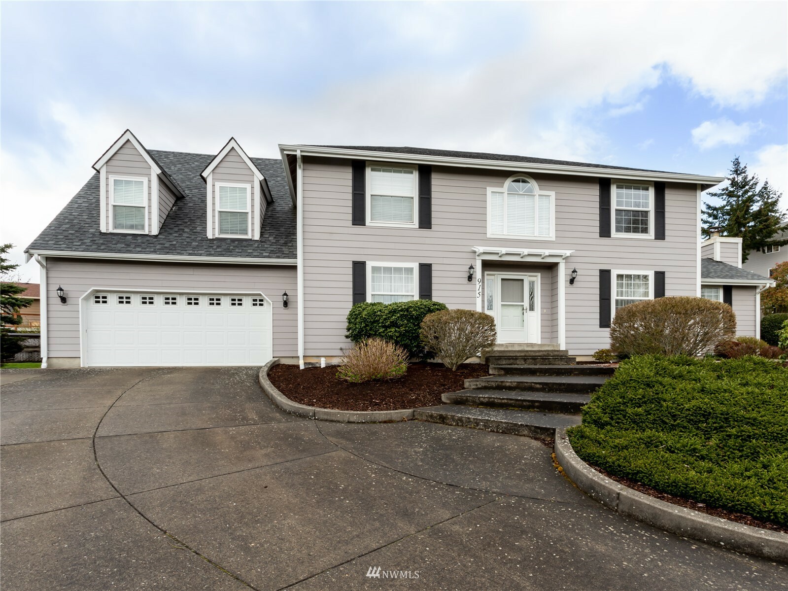 Property Photo:  915 36th Street  WA 98229 