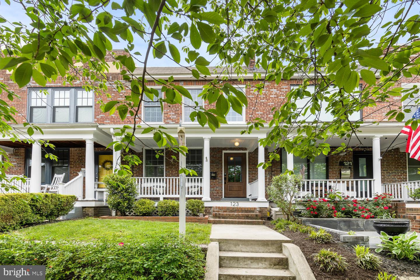 Property Photo: 123 N Peyton Street VA 22314