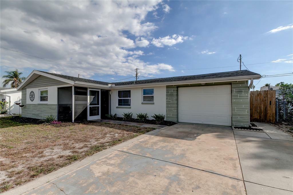 Property Photo:  1125 Royalwood Drive  FL 34690 