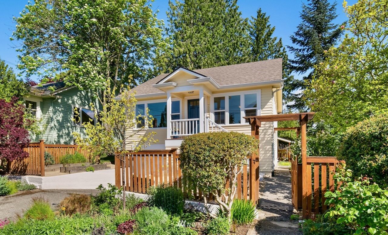 Property Photo:  724 N 102nd Street  WA 98133 