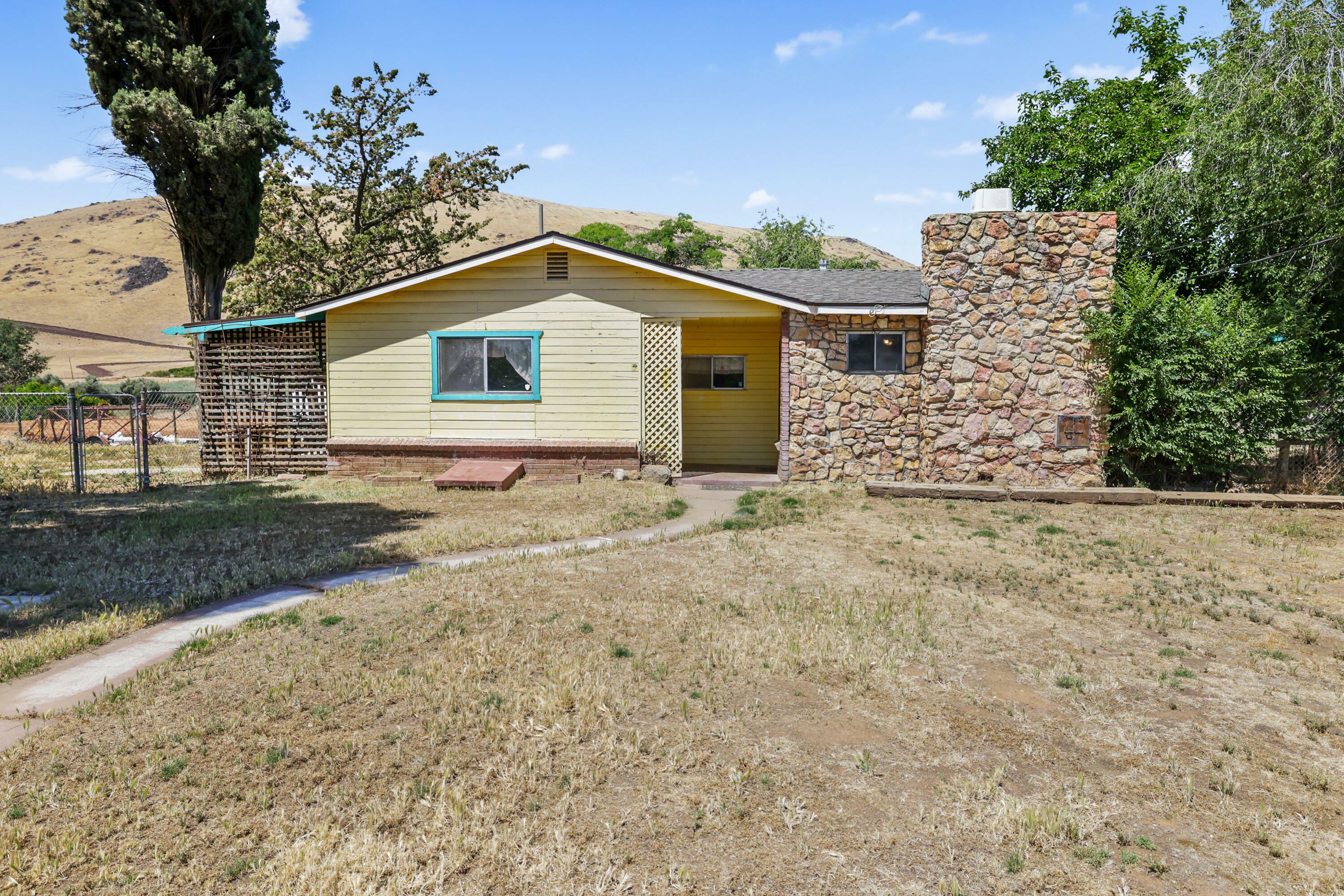 Property Photo:  36761 Road 196  CA 93286 