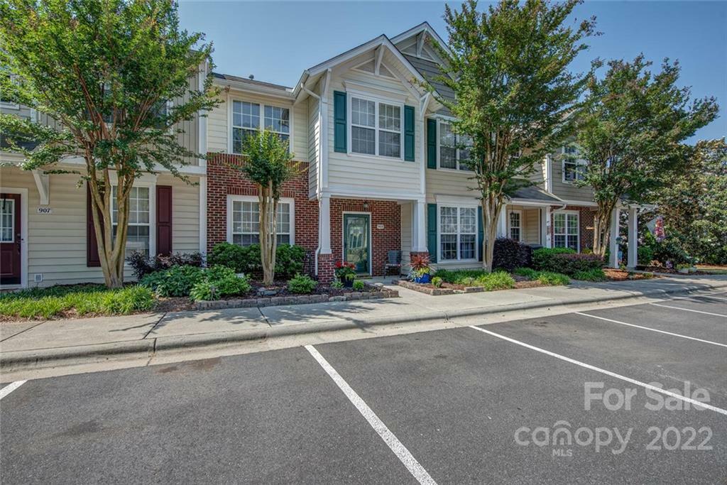 Property Photo: 909 Azurine Circle SC 29708