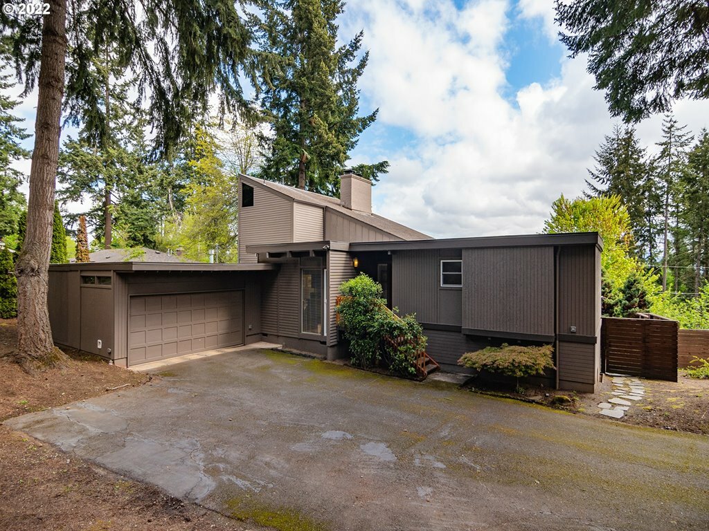 Property Photo:  2067 W 29th Ave  OR 97405 