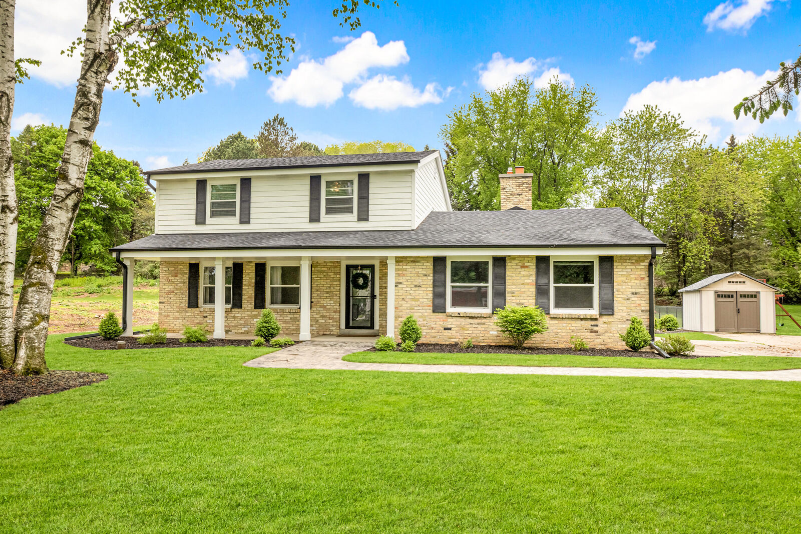 Property Photo:  377 Lindale Dr  WI 53012 