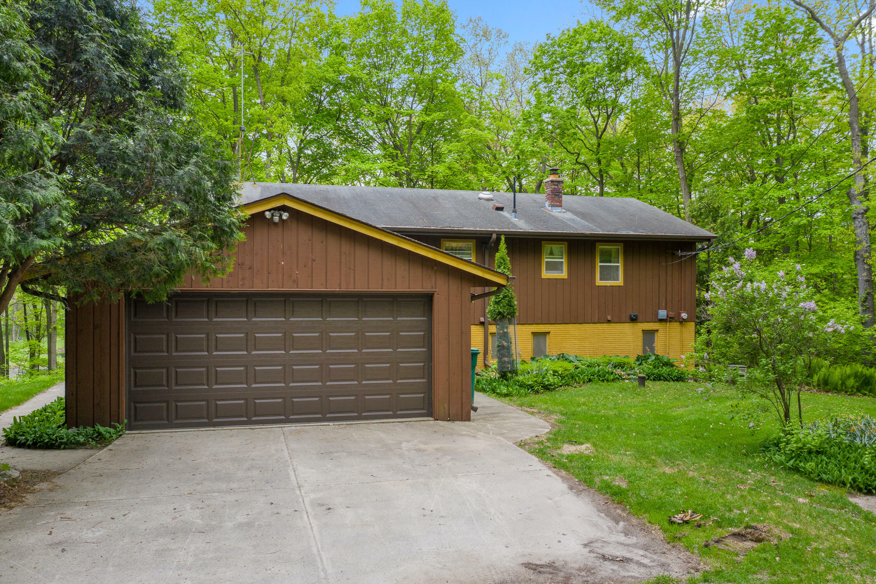 Property Photo:  1595 Lakeview Rd  WI 53090 