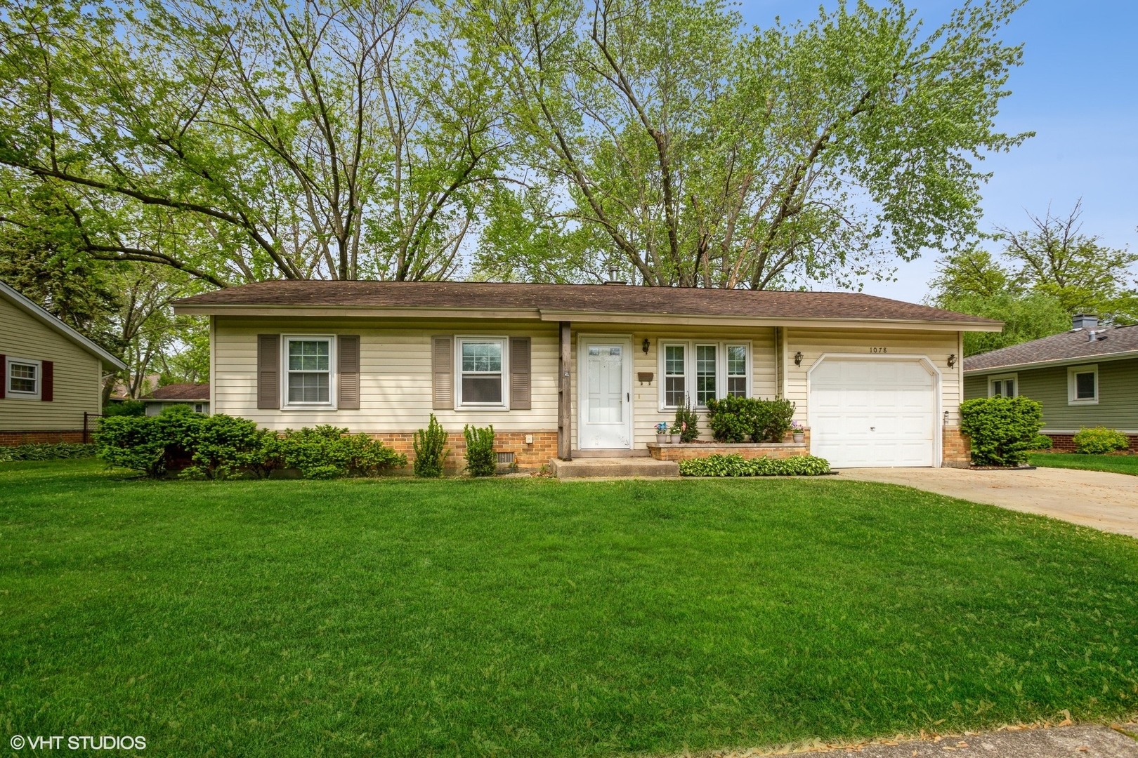 Property Photo:  1078 Hartford Lane  IL 60007 