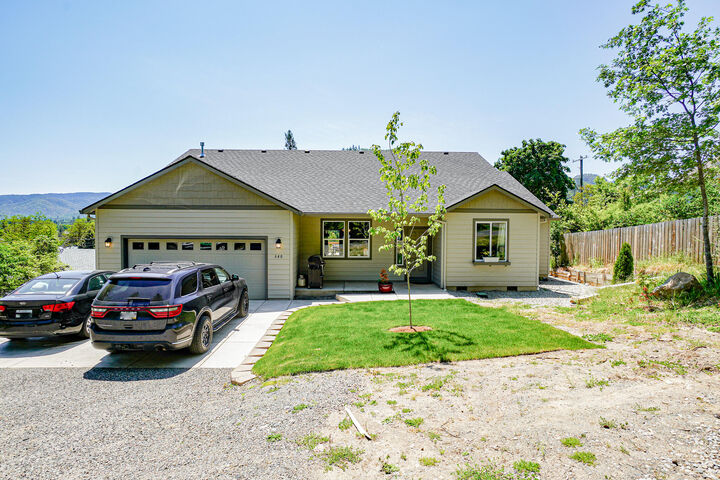 640 Sixth Avenue  Gold Hill OR 97525 photo