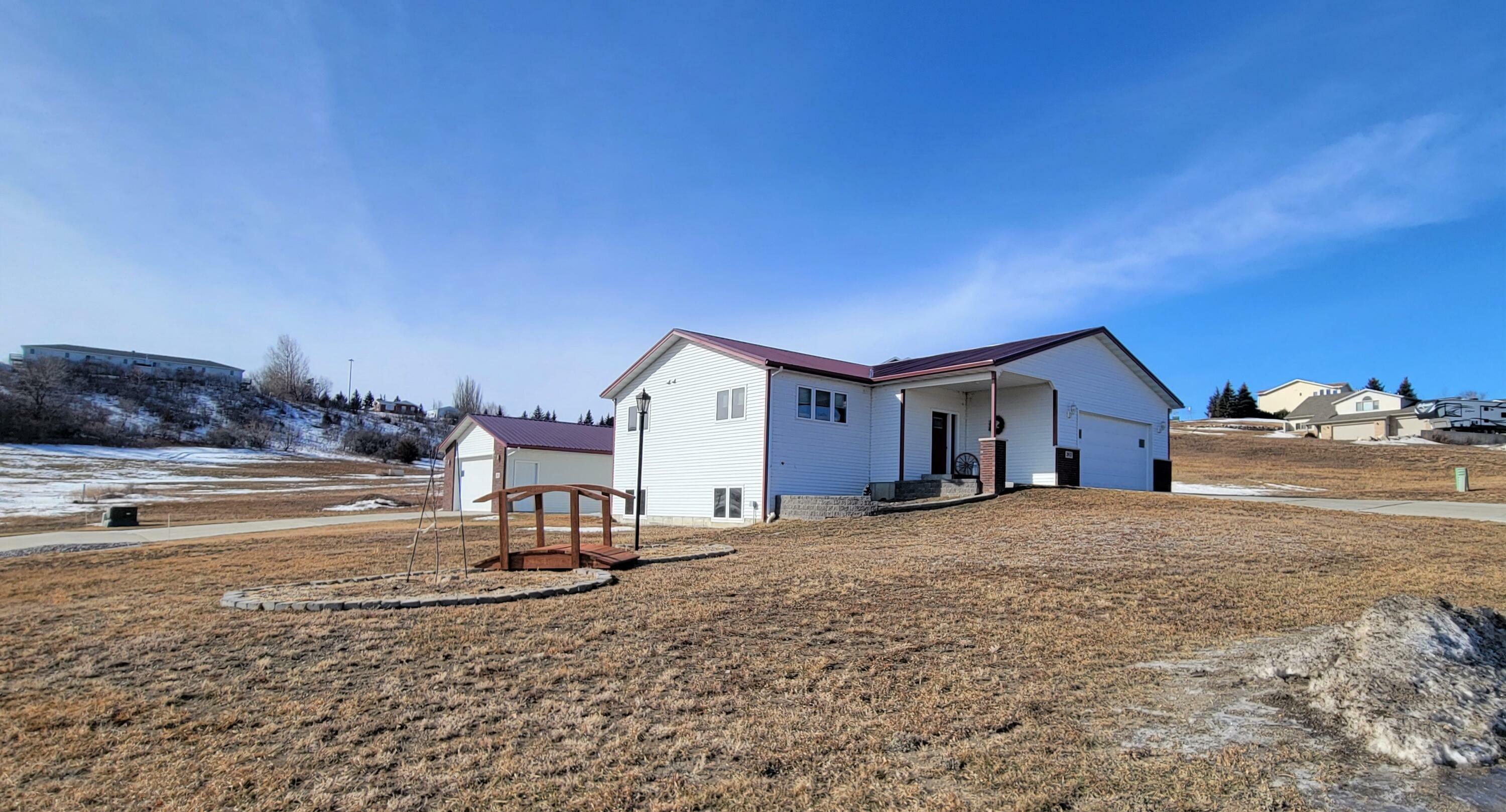 Property Photo:  2915 Hillside Road NW  ND 58554 