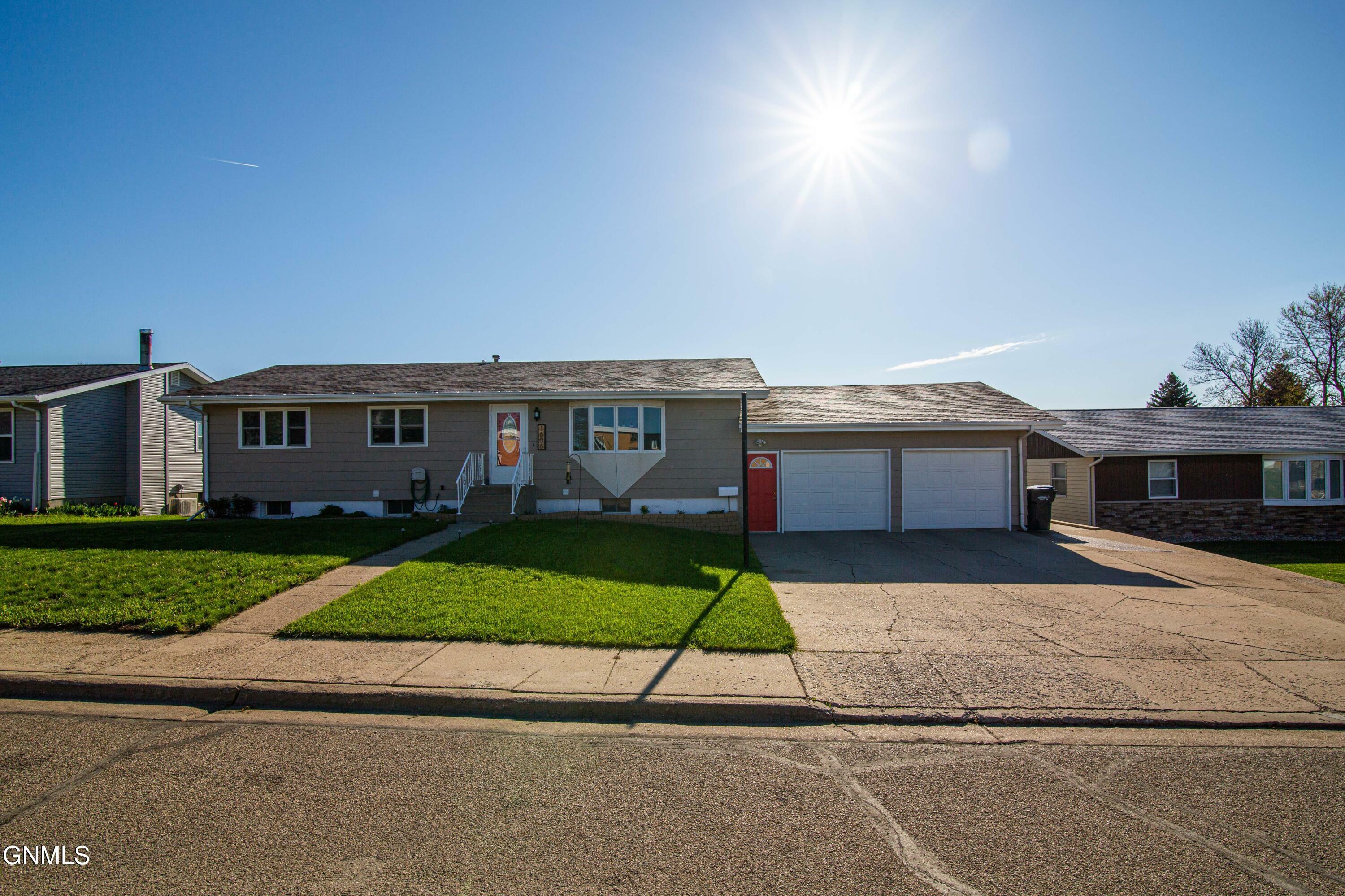 Property Photo:  1606 9th Avenue NW  ND 58554 