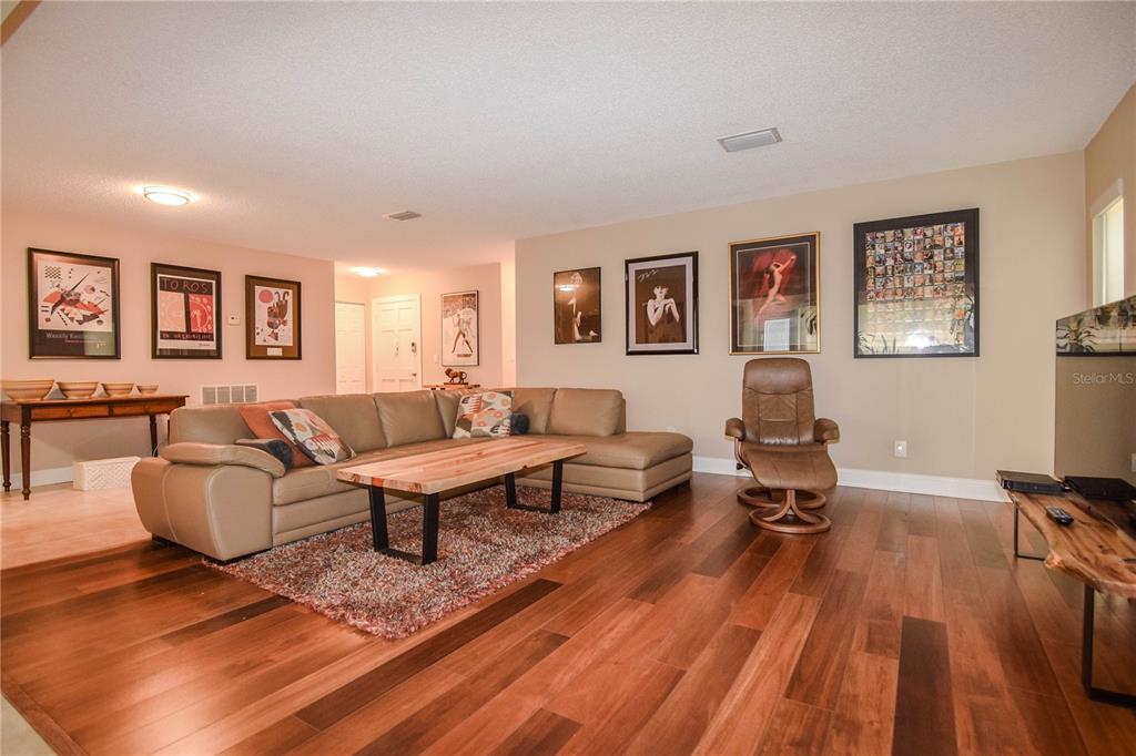 Property Photo: 113 Aspen Circle FL 33777