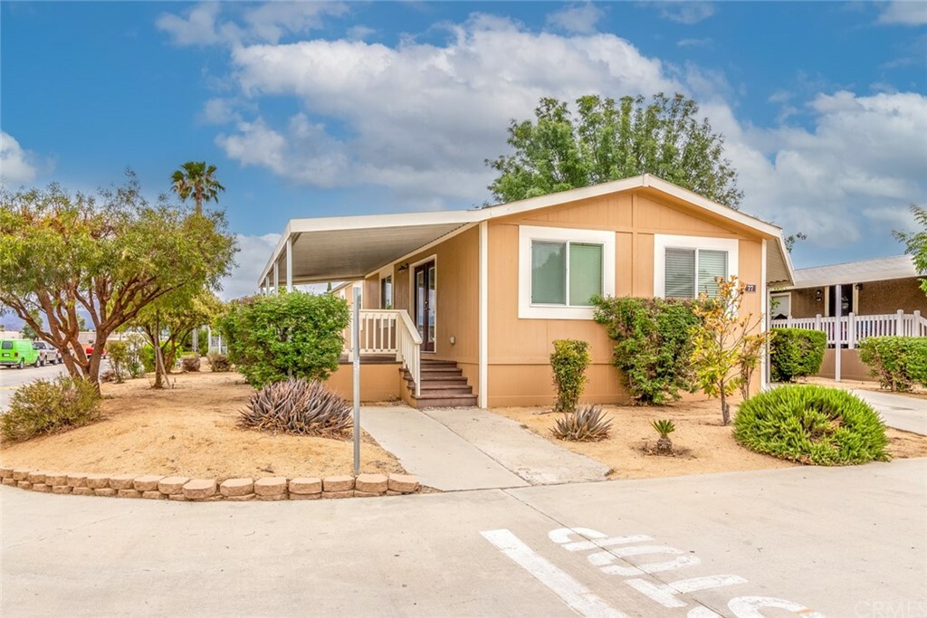 Property Photo:  913 S Grand Avenue 77  CA 92582 