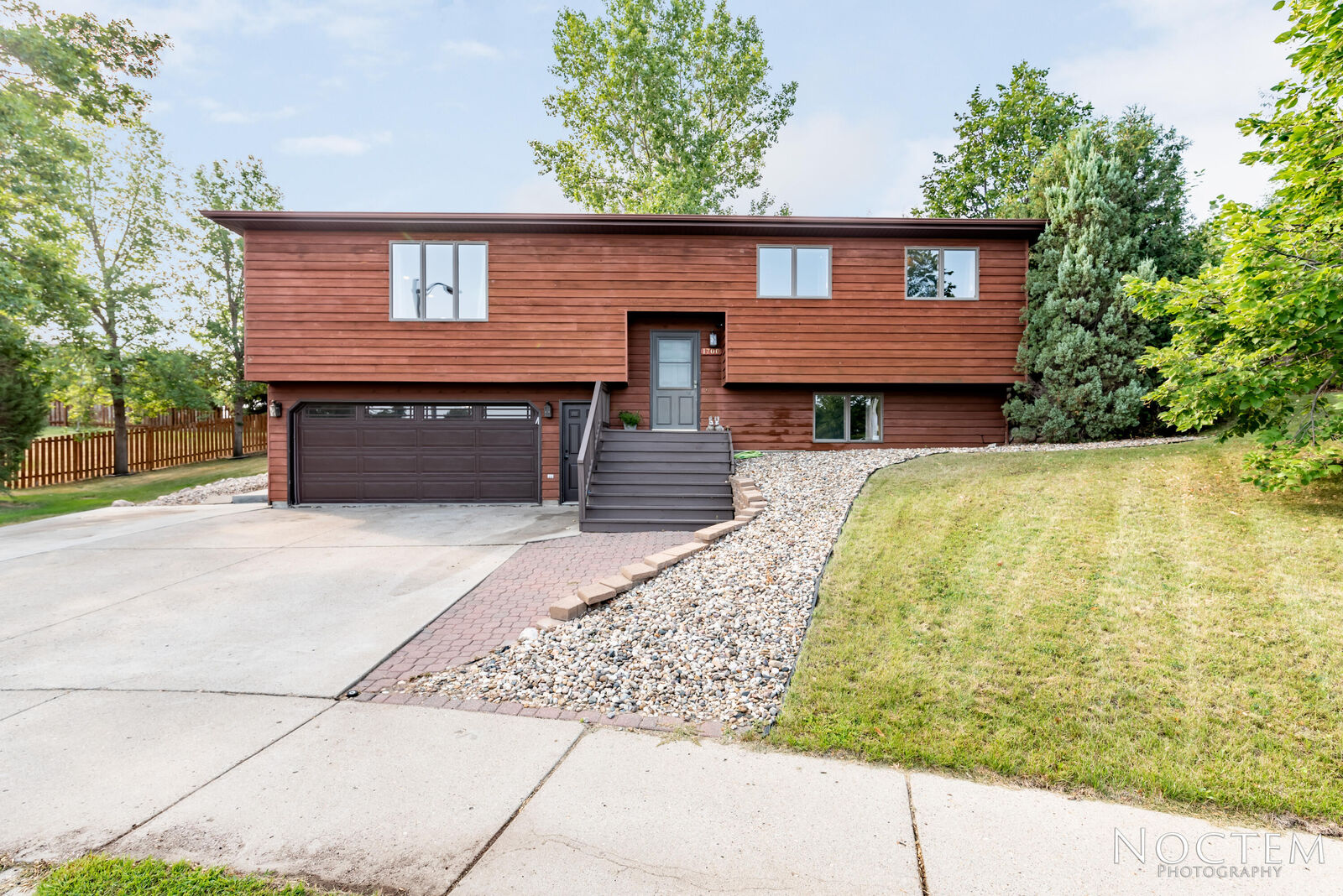 Property Photo: 1700 Primrose Place ND 58501