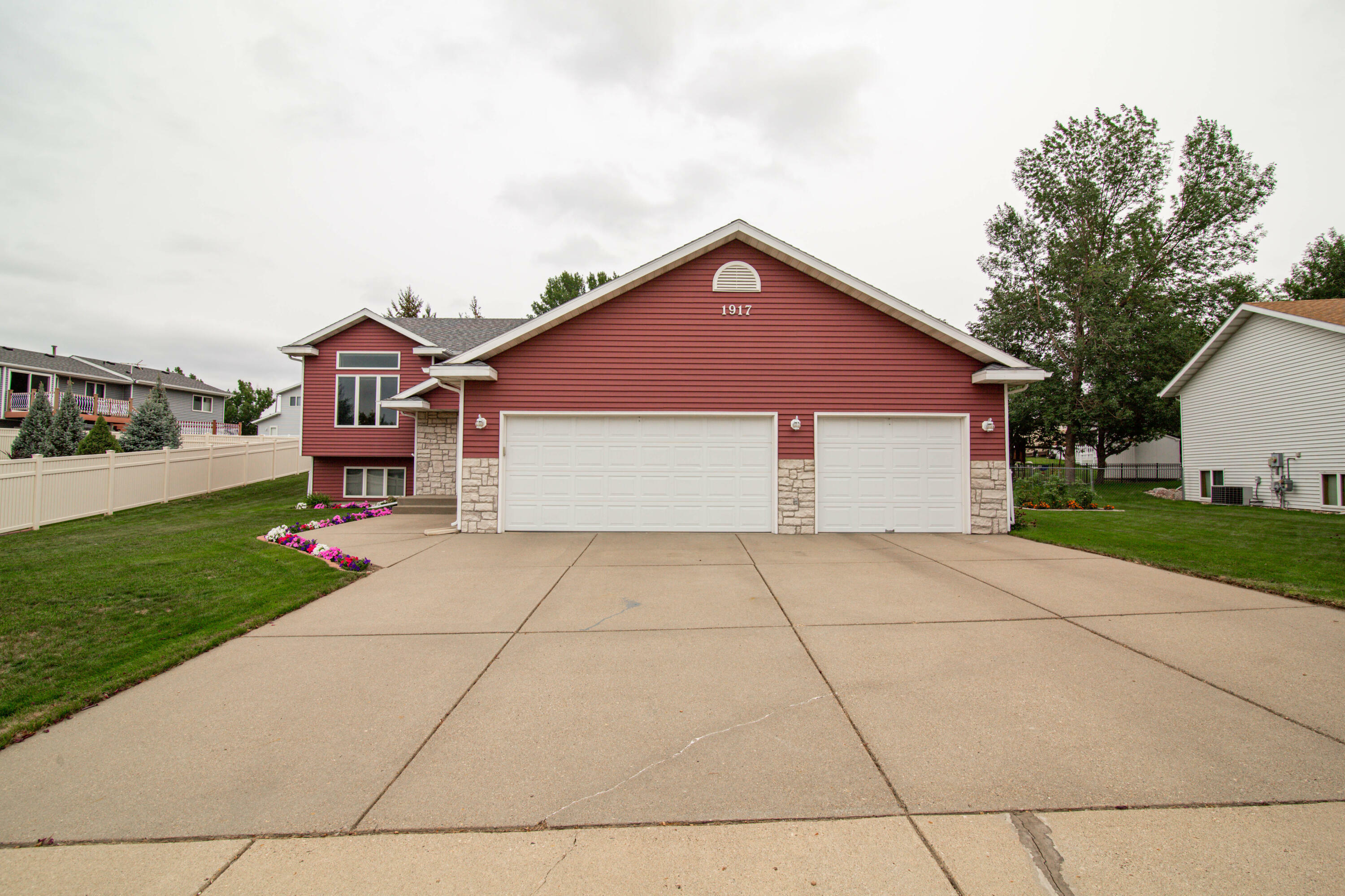 Property Photo:  1917 Oregon Drive  ND 58503 