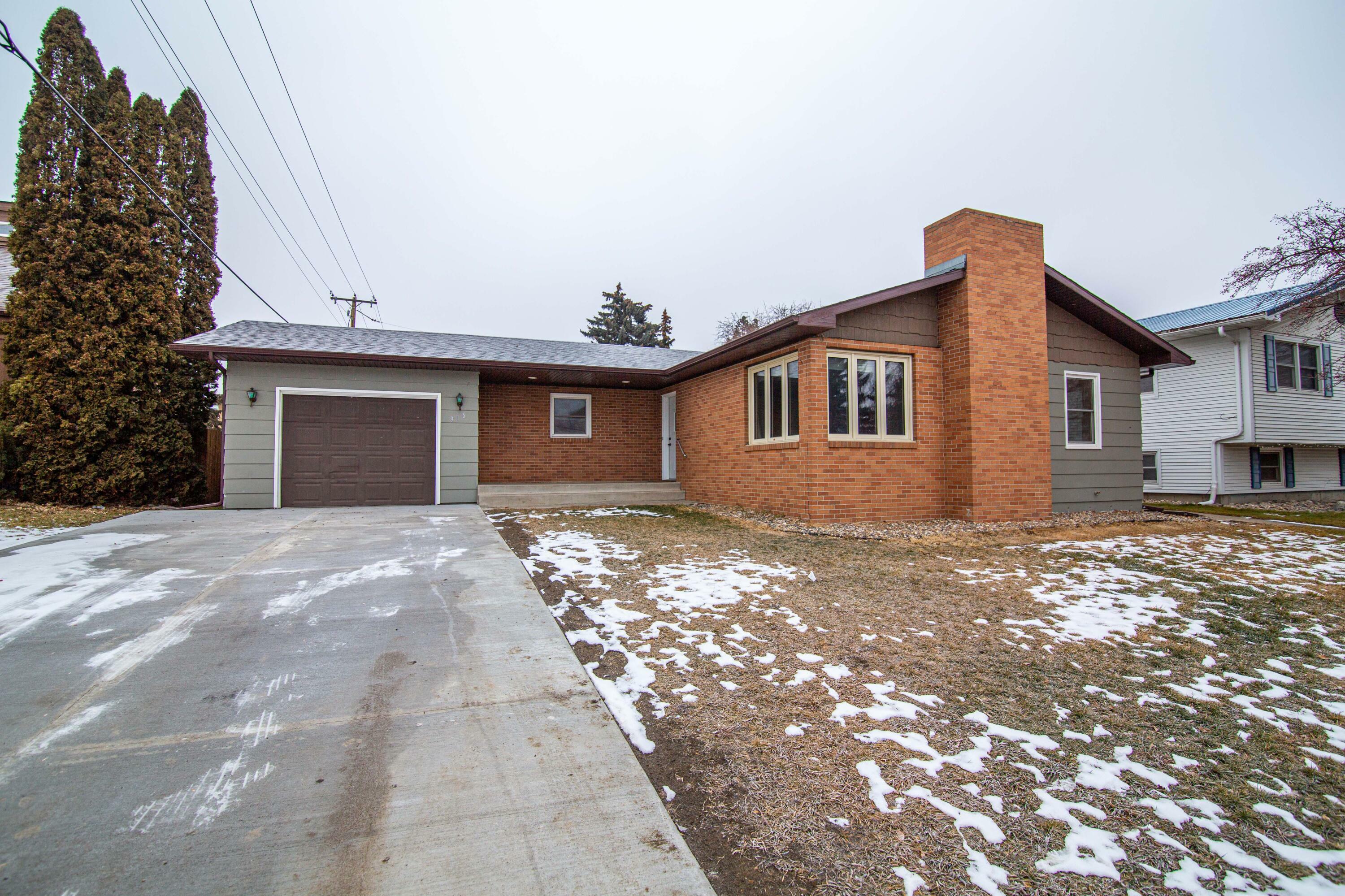 Property Photo:  916 Divide Avenue W  ND 58501 