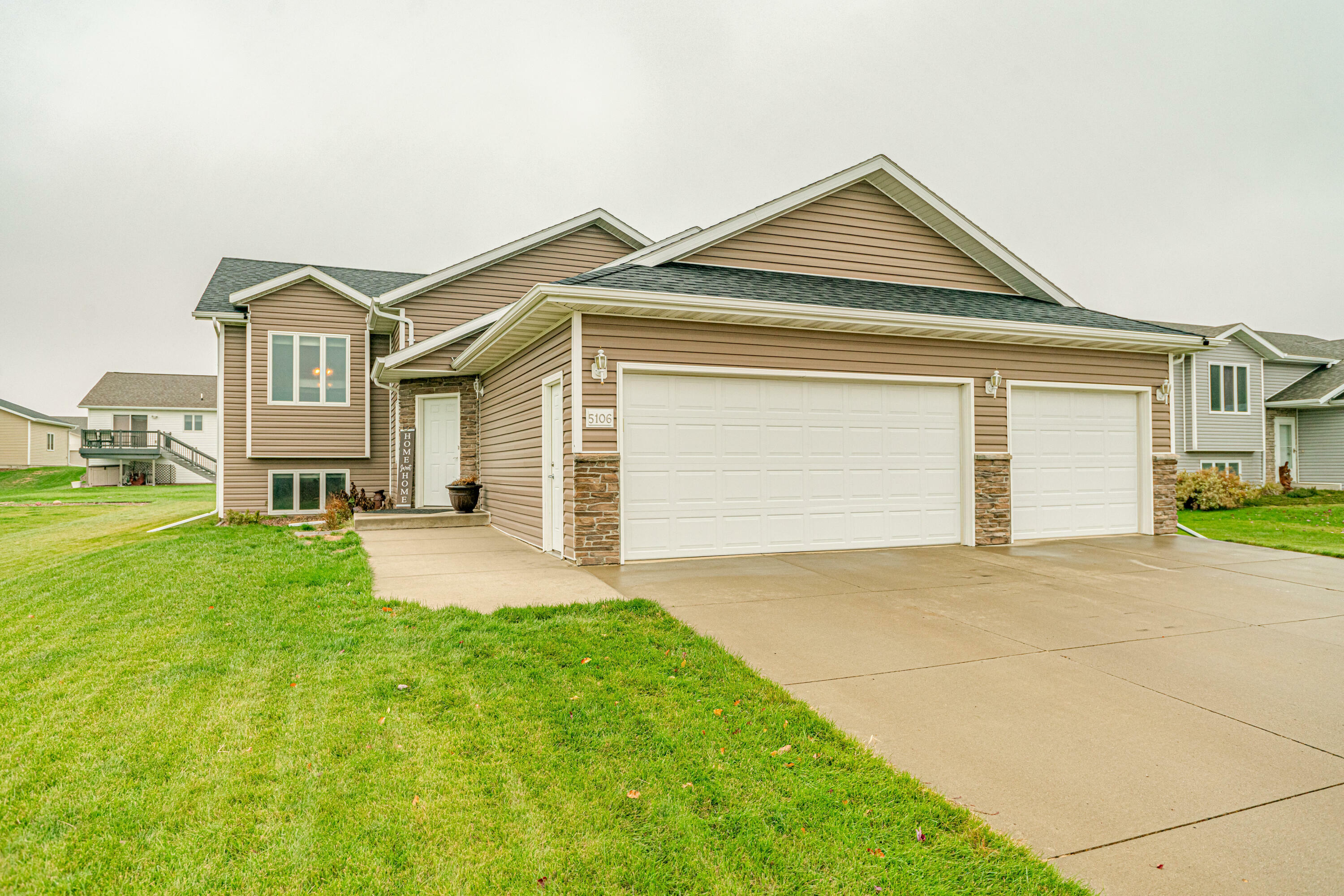 Property Photo:  5106 Fountainblue Drive  ND 58503 