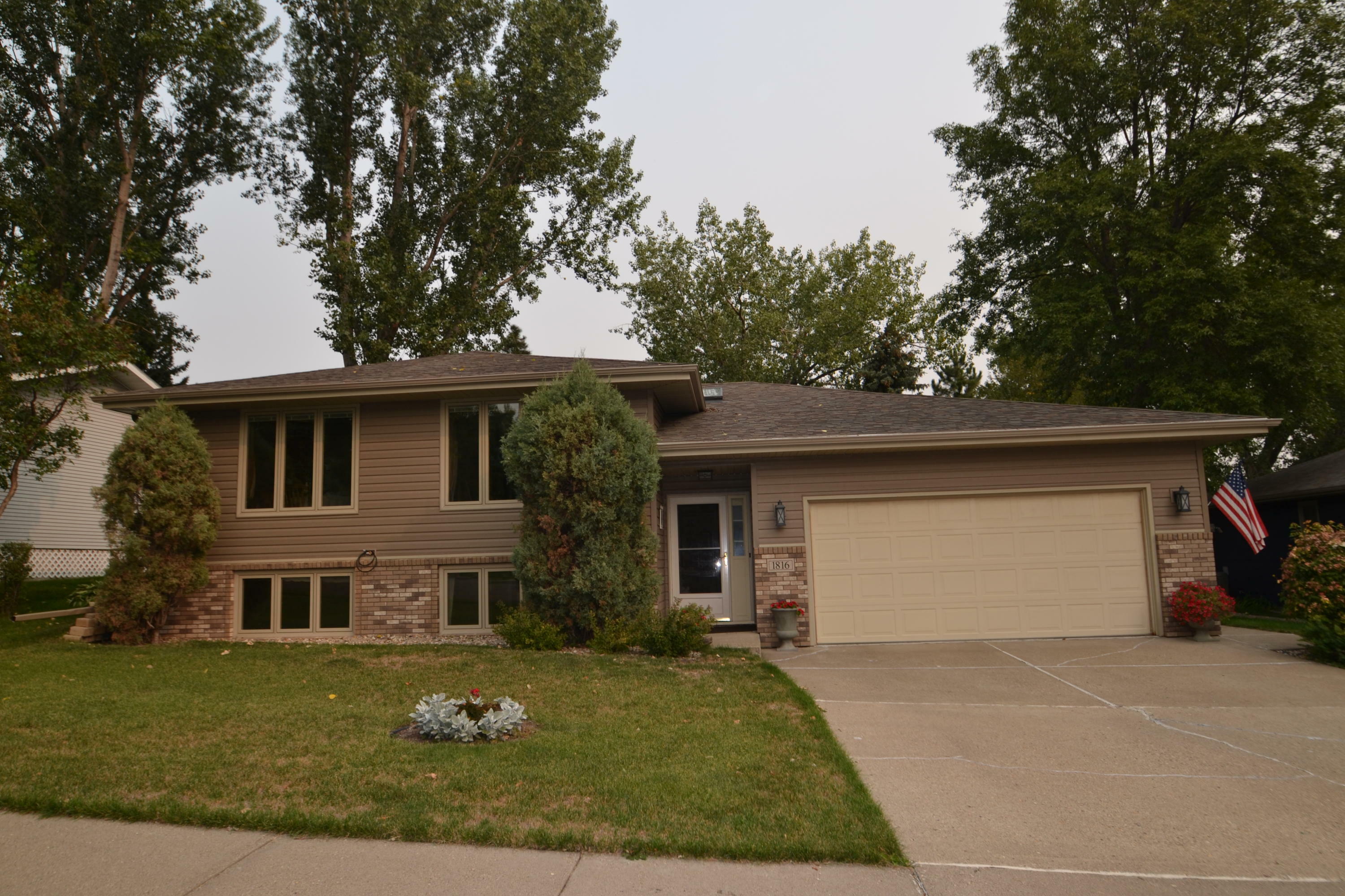 Property Photo:  1816 Heritage Avenue  ND 58501 