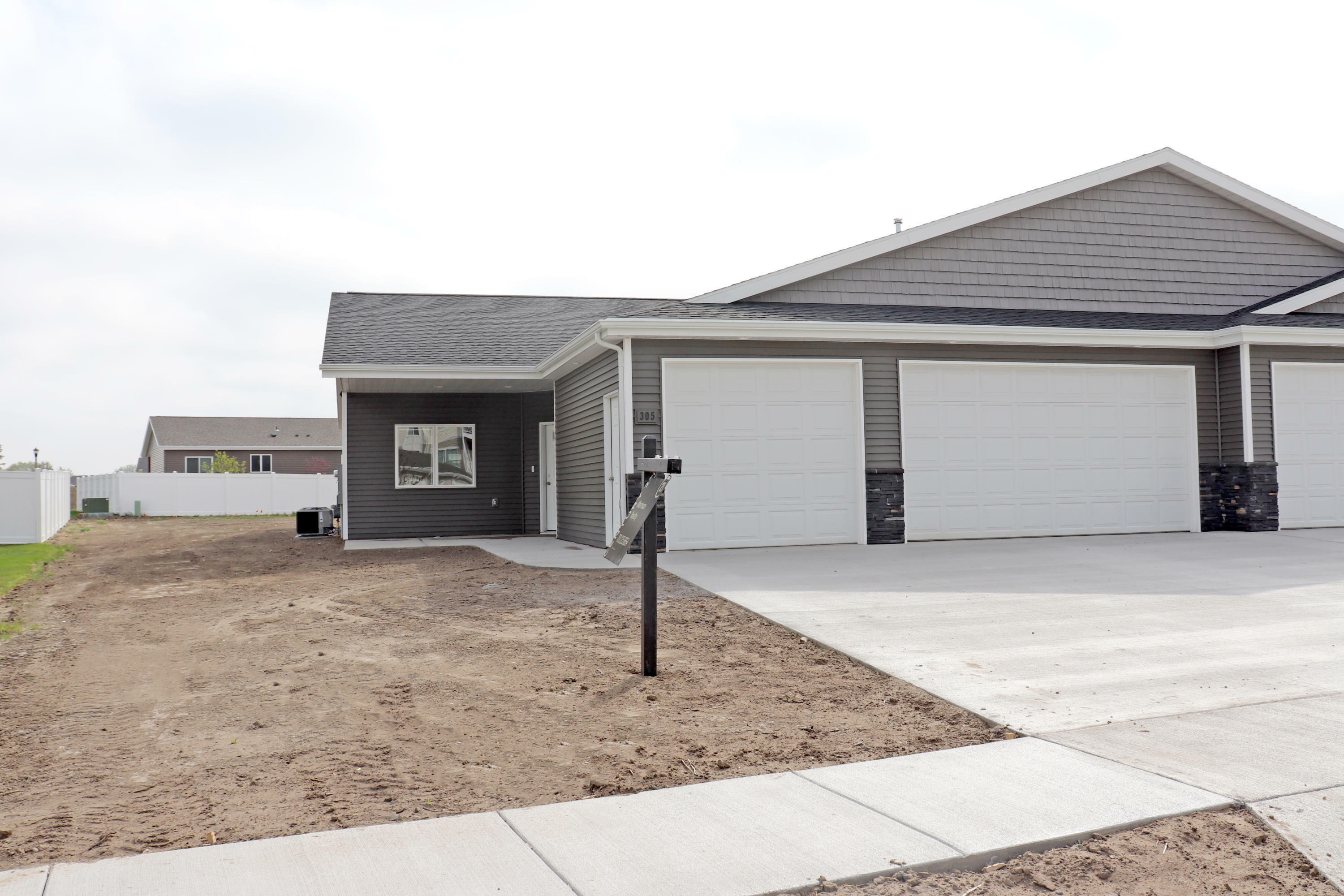 Property Photo:  305 Irvine Loop  ND 58504 