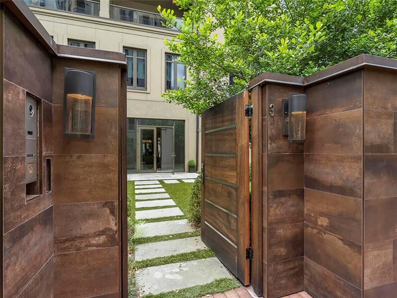 Property Photo: 3376 Peachtree Road NE Villa 3 GA 30326