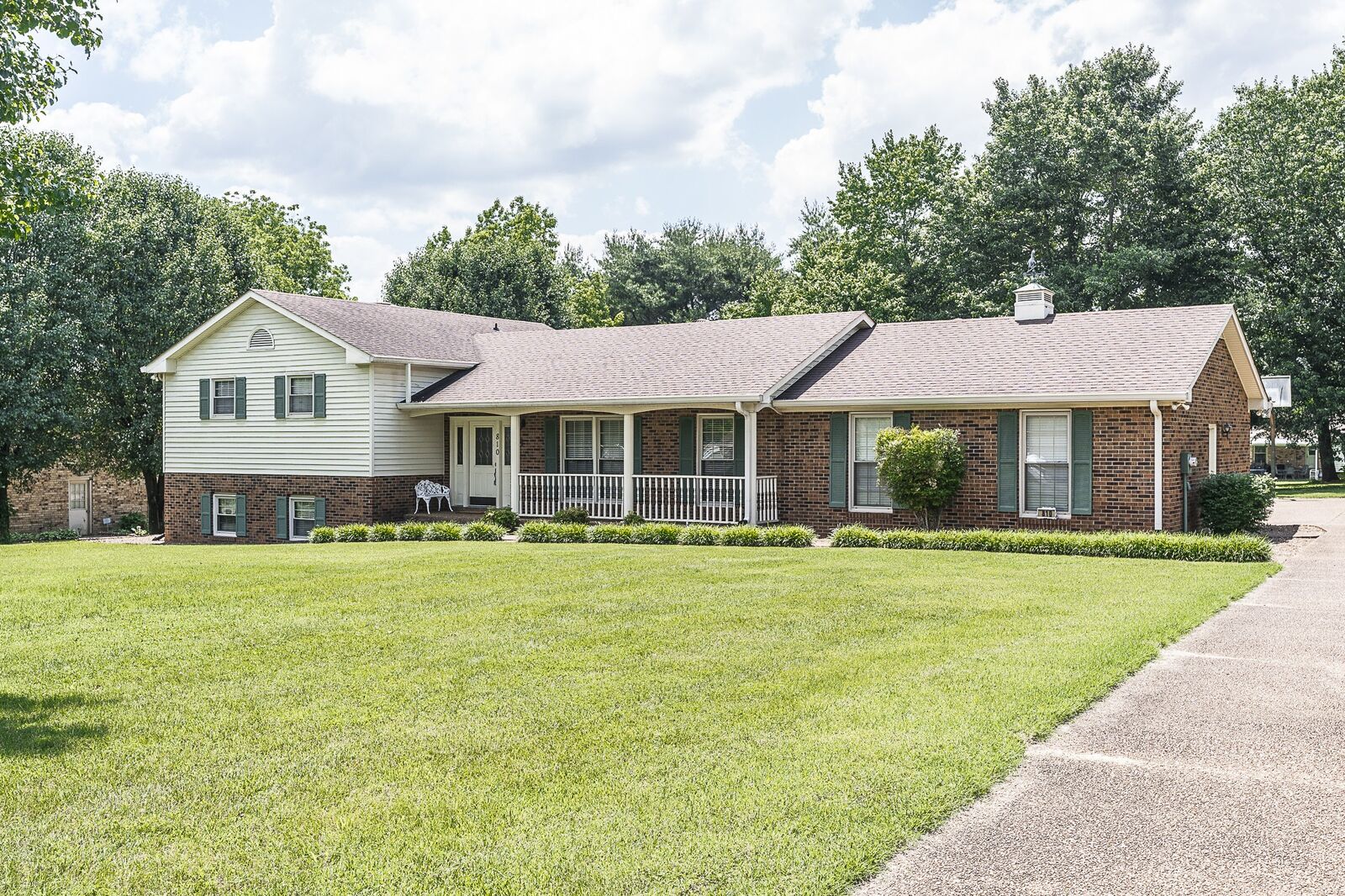 Property Photo:  810 Harden St  TN 37066 