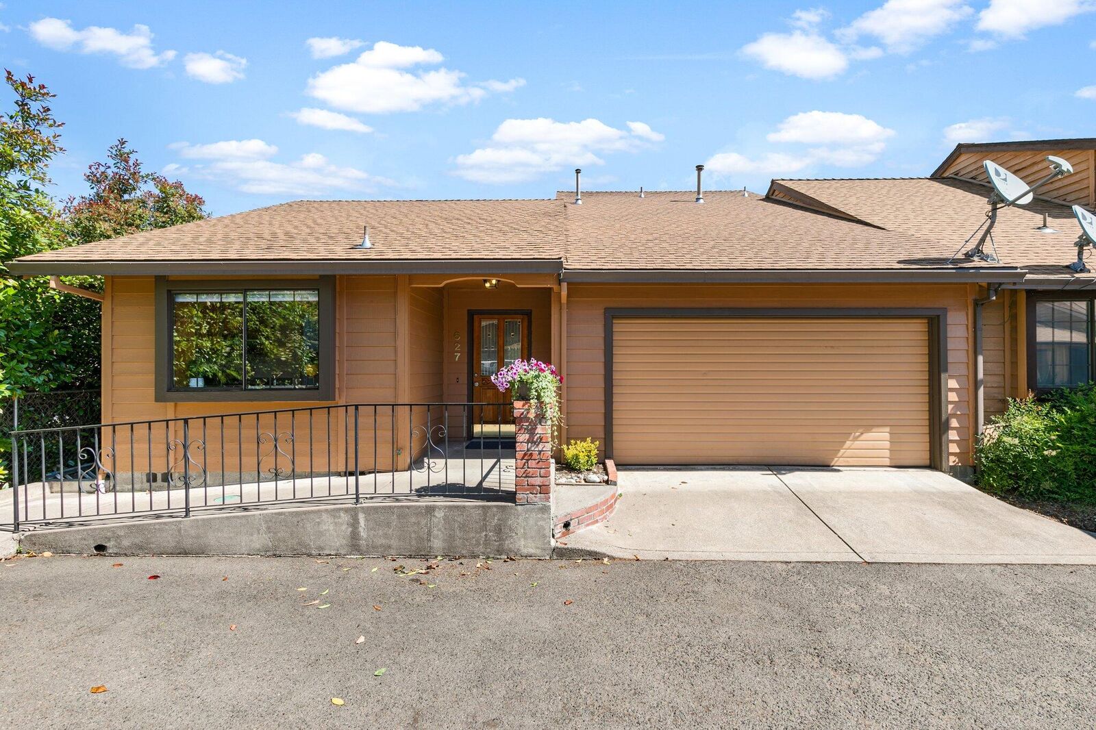 Property Photo: 627 Golden Lane OR 97504