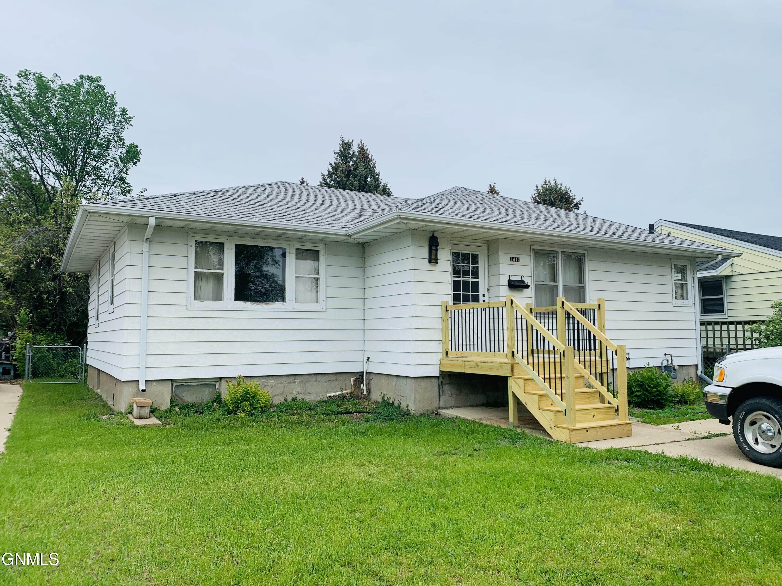 Property Photo:  1410 3rd Street NW  ND 58554 