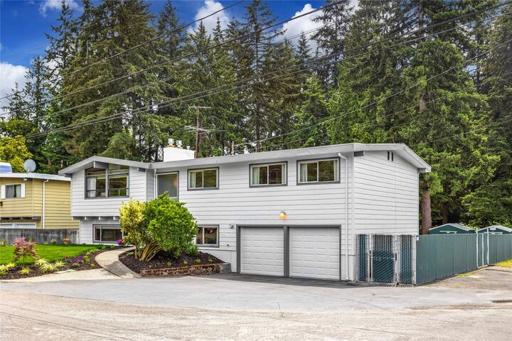 Property Photo:  653 SW 116th Place  WA 98146 