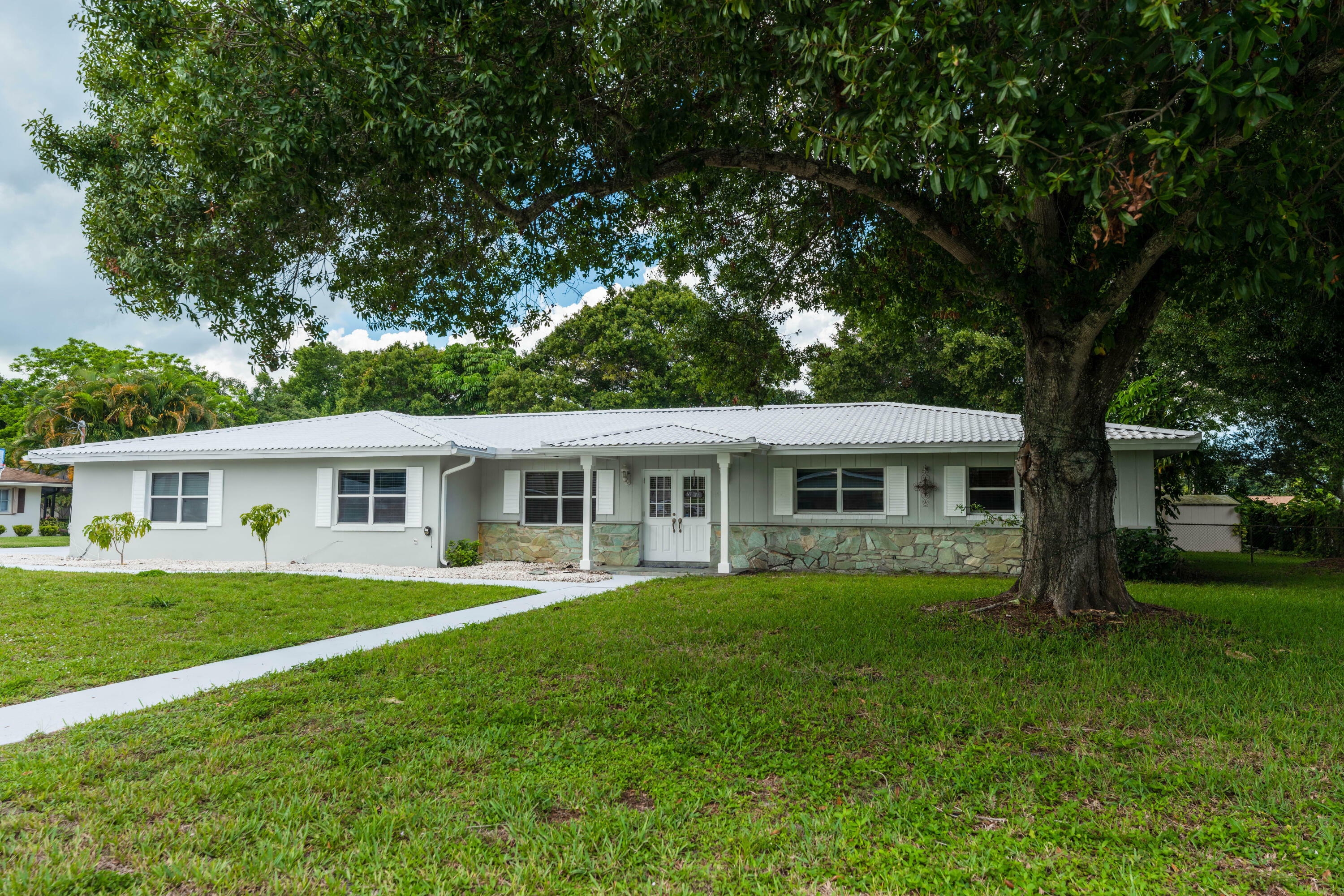 Property Photo:  1908 York Court  FL 34982 