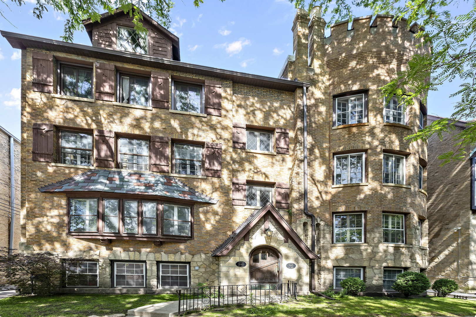 Property Photo: 7440 N Hoyne Avenue 1S IL 60645