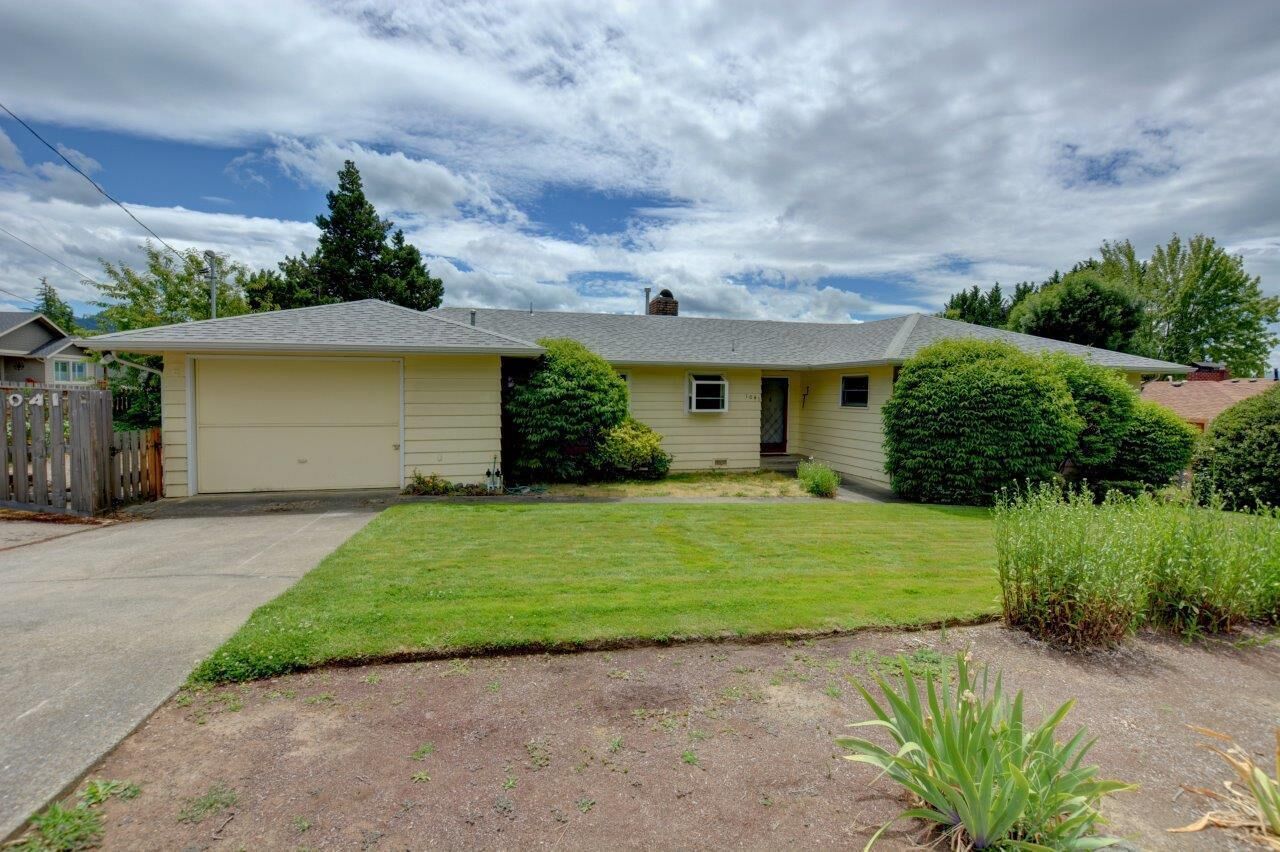 Property Photo: 1041 NE Savage Street OR 97526