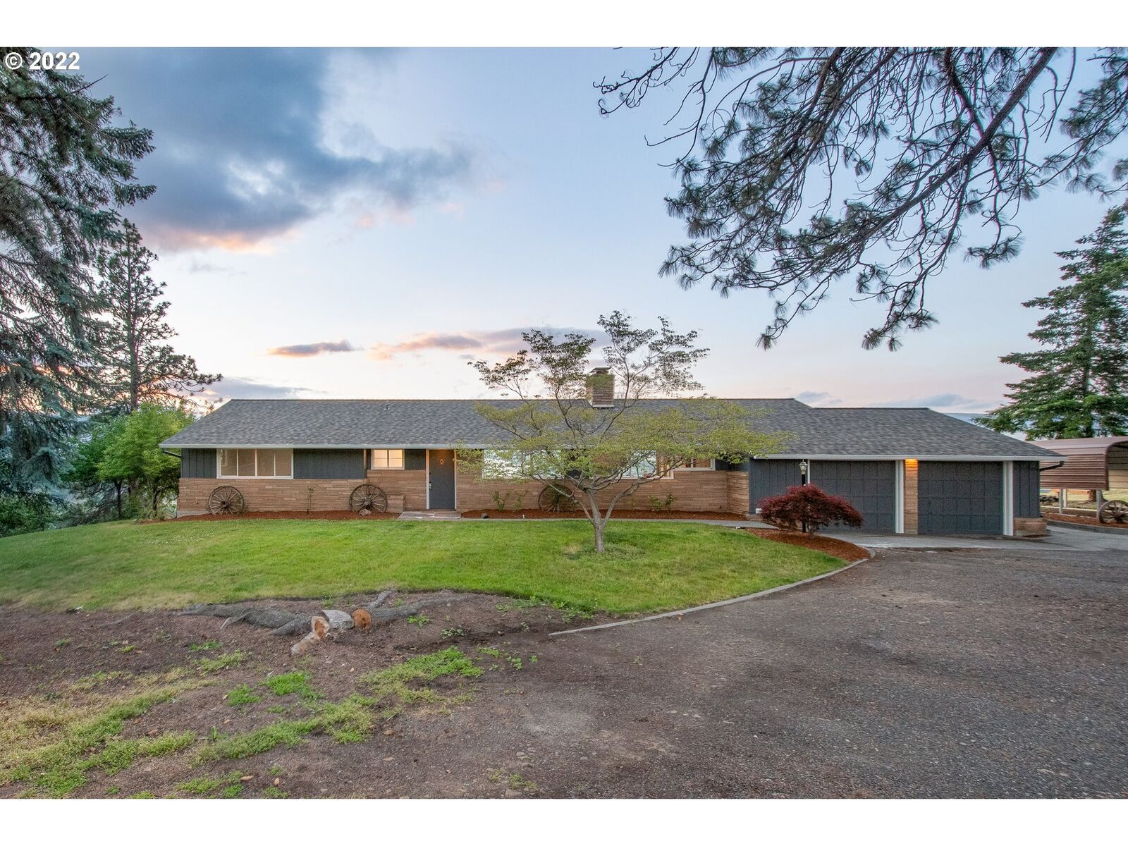 Property Photo: 105 W Scenic Dr OR 97058