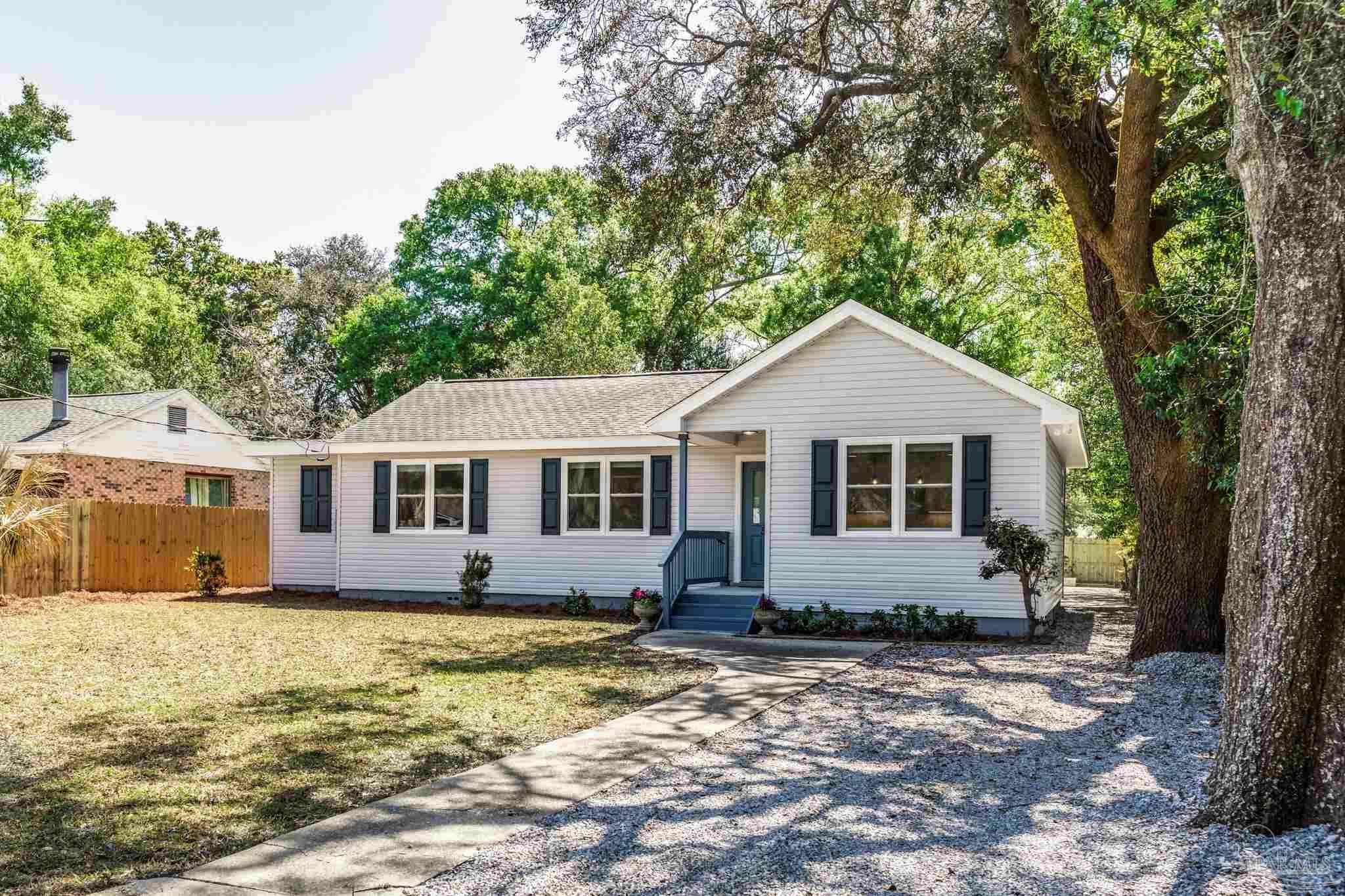 Property Photo: 501 Alba Plena St FL 32507