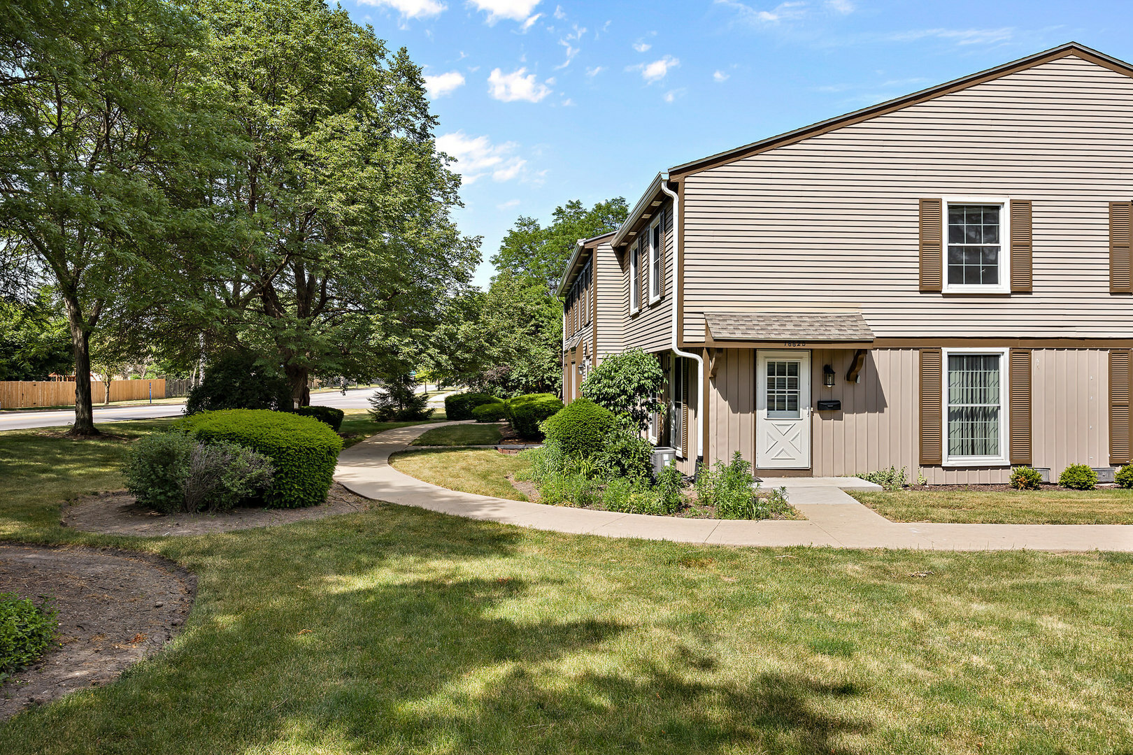 Property Photo: 1662 Williamsburg Court D IL 60189