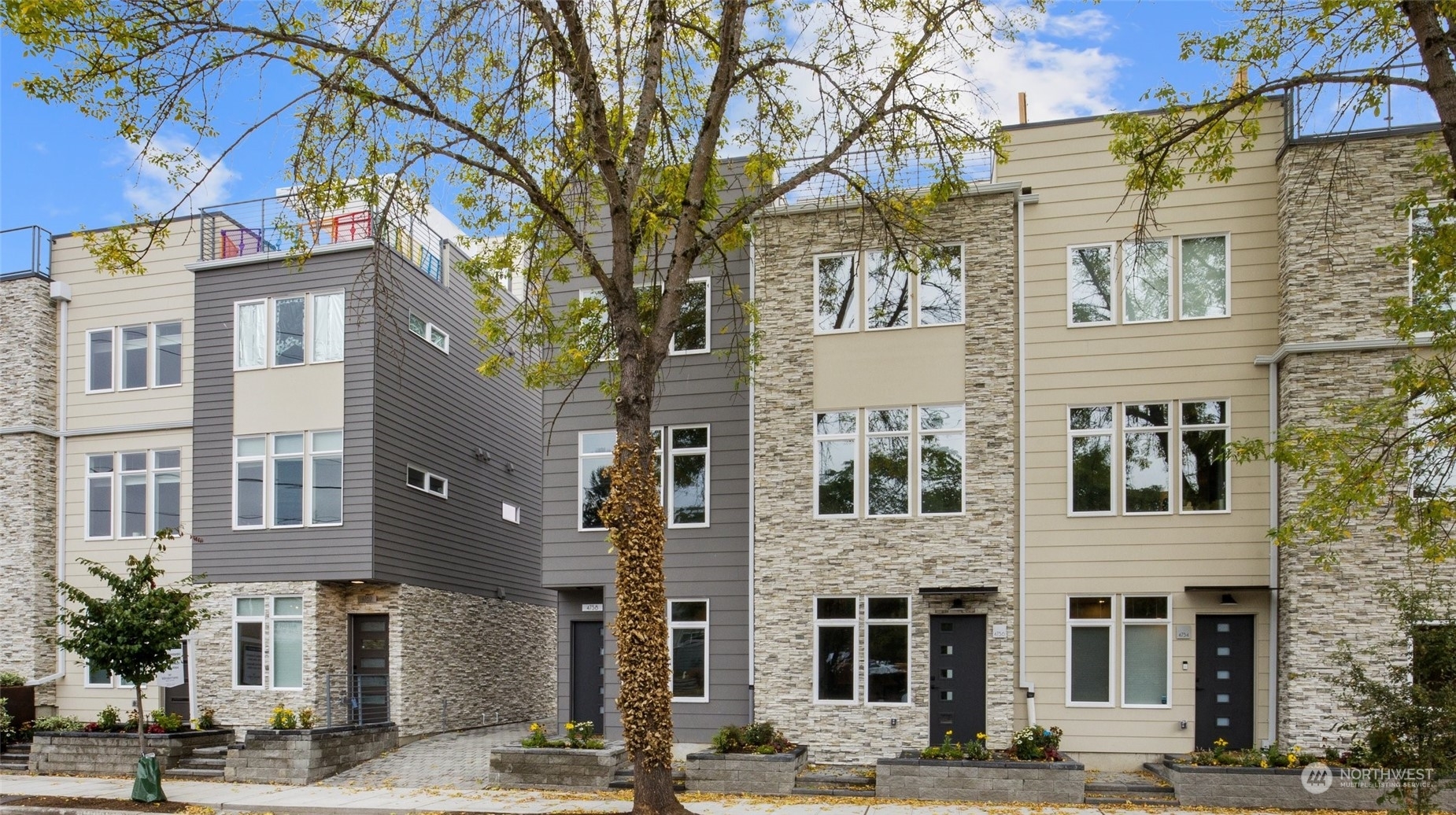 Property Photo: 4752 Greenlake Way N WA 98103