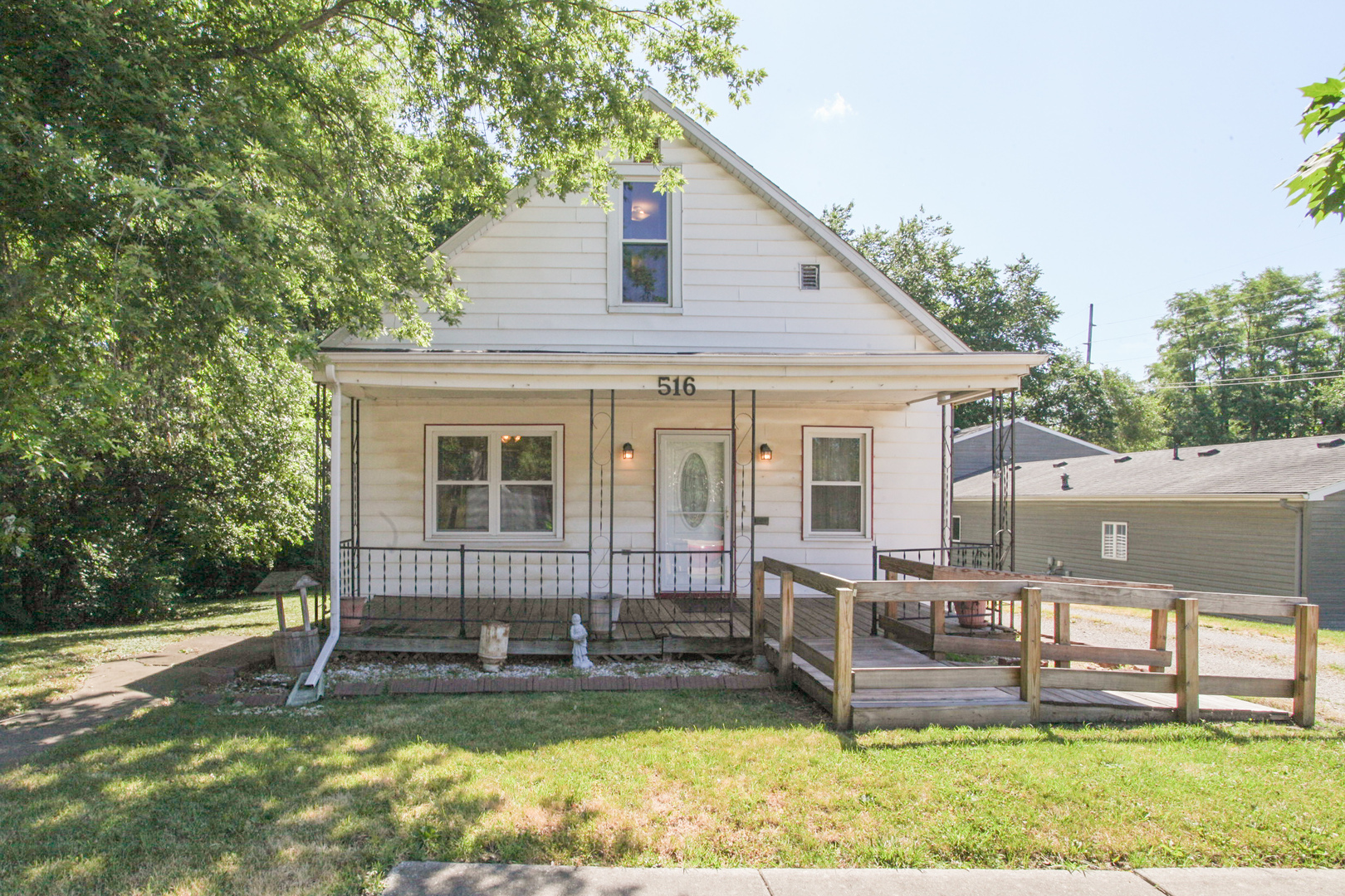 Property Photo:  516 S East Street  IL 61727 