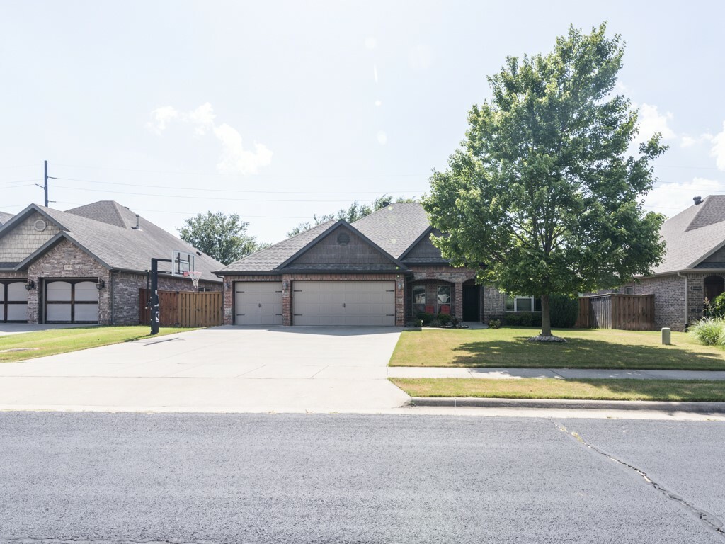 Property Photo:  1613 NE Rock Street  AR 72712 