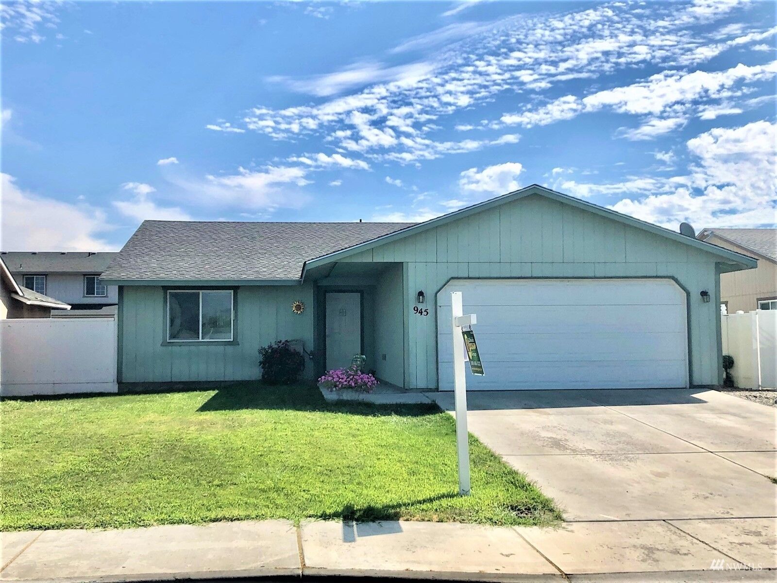 Property Photo:  945 S Capstone Avenue  WA 99344 