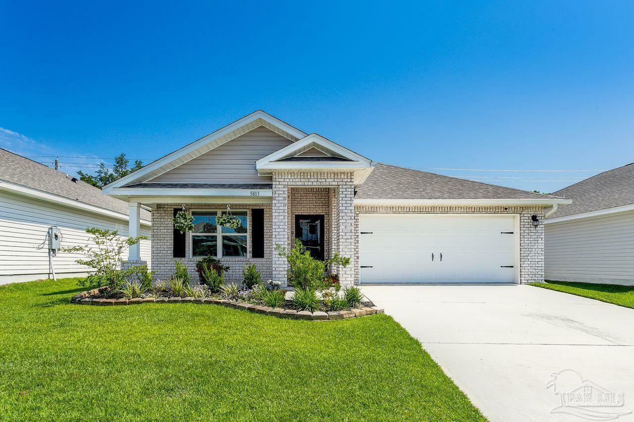 Property Photo: 5813 Guinevere Ln FL 32583