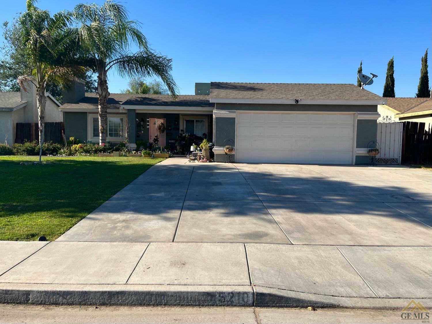 Property Photo:  5210 Oswell Park Drive  CA 93307 