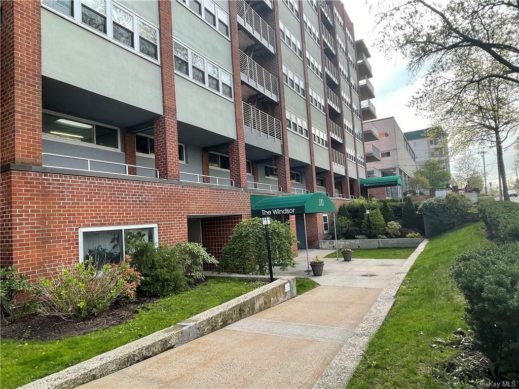 Property Photo:  370 Westchester Avenue 2 L  NY 10573 