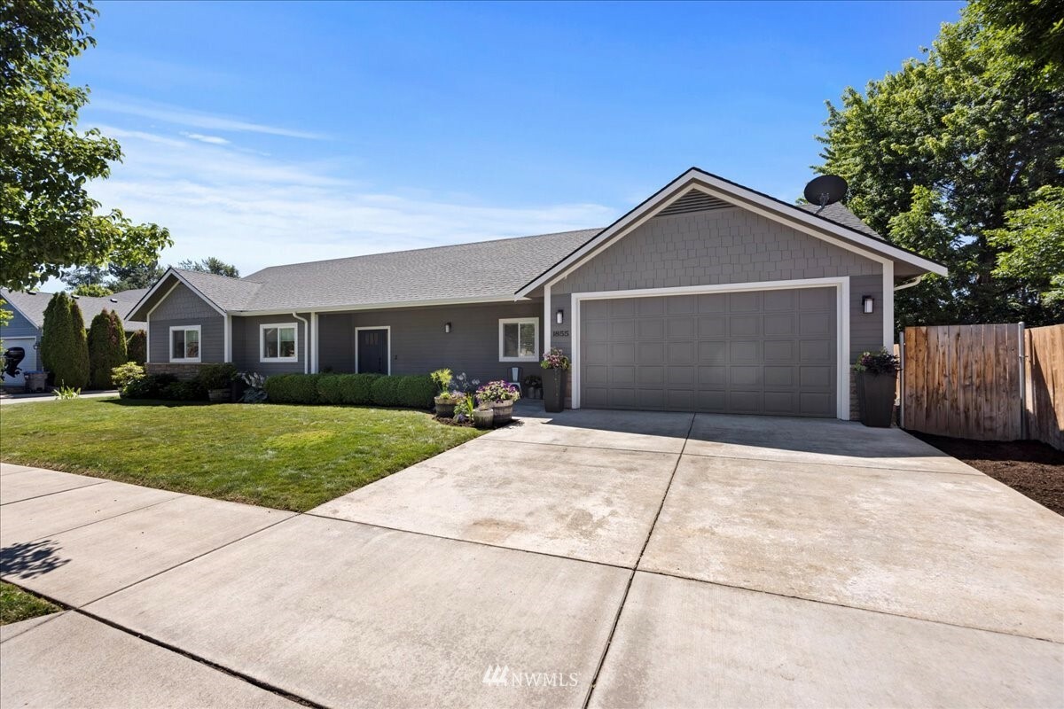 Property Photo: 1855 Woodmere Loop WA 99362