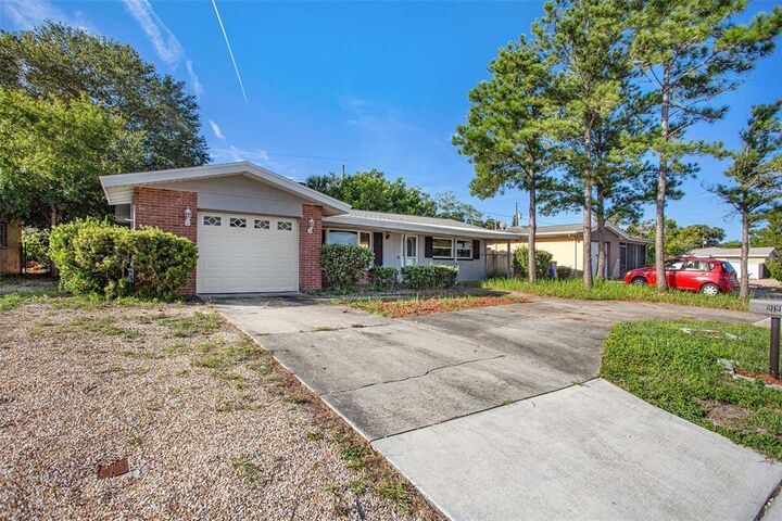 Property Photo:  2121 Greenbriar Boulevard  FL 33763 