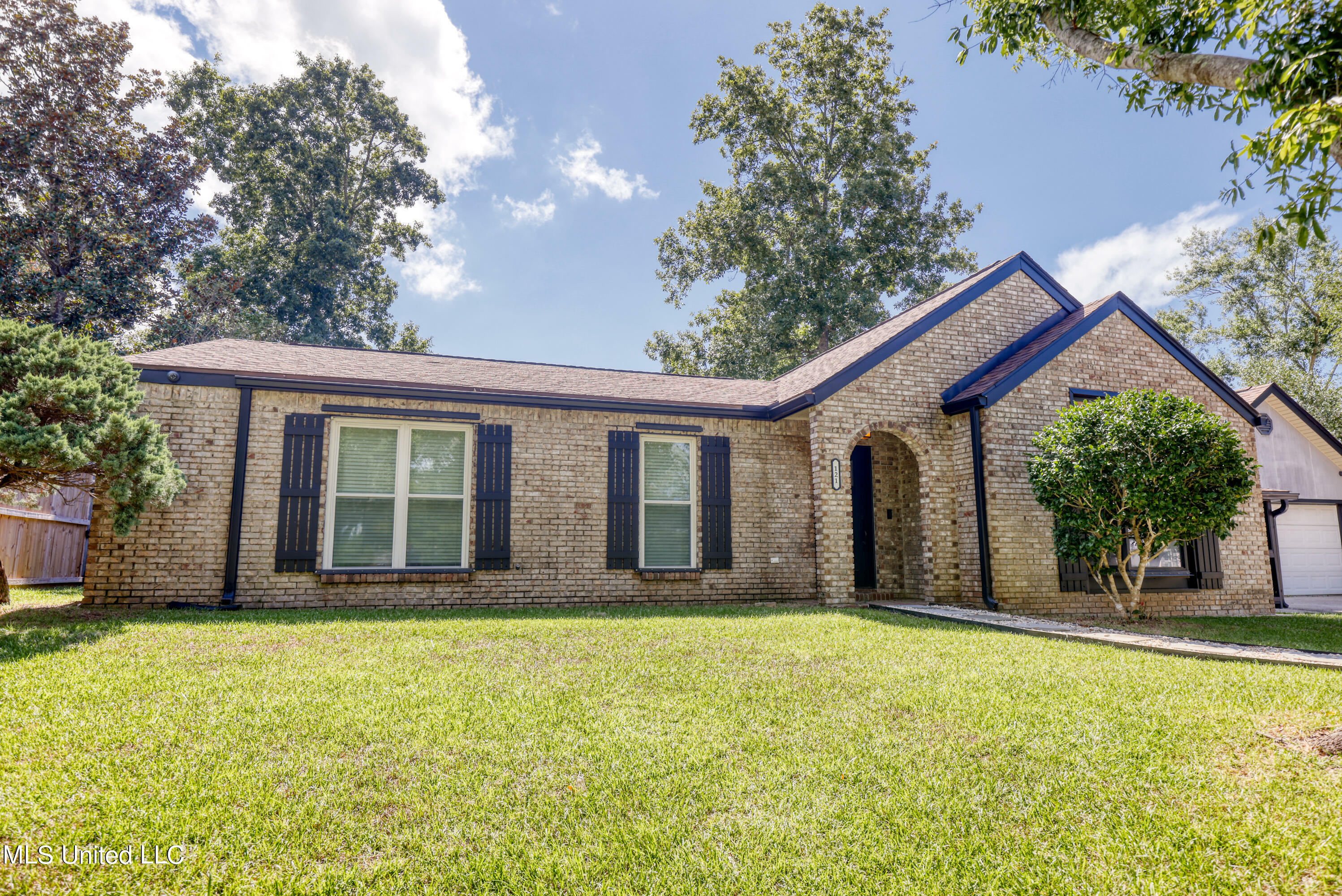 Property Photo:  121 Shadowlawn Avenue  MS 39571 