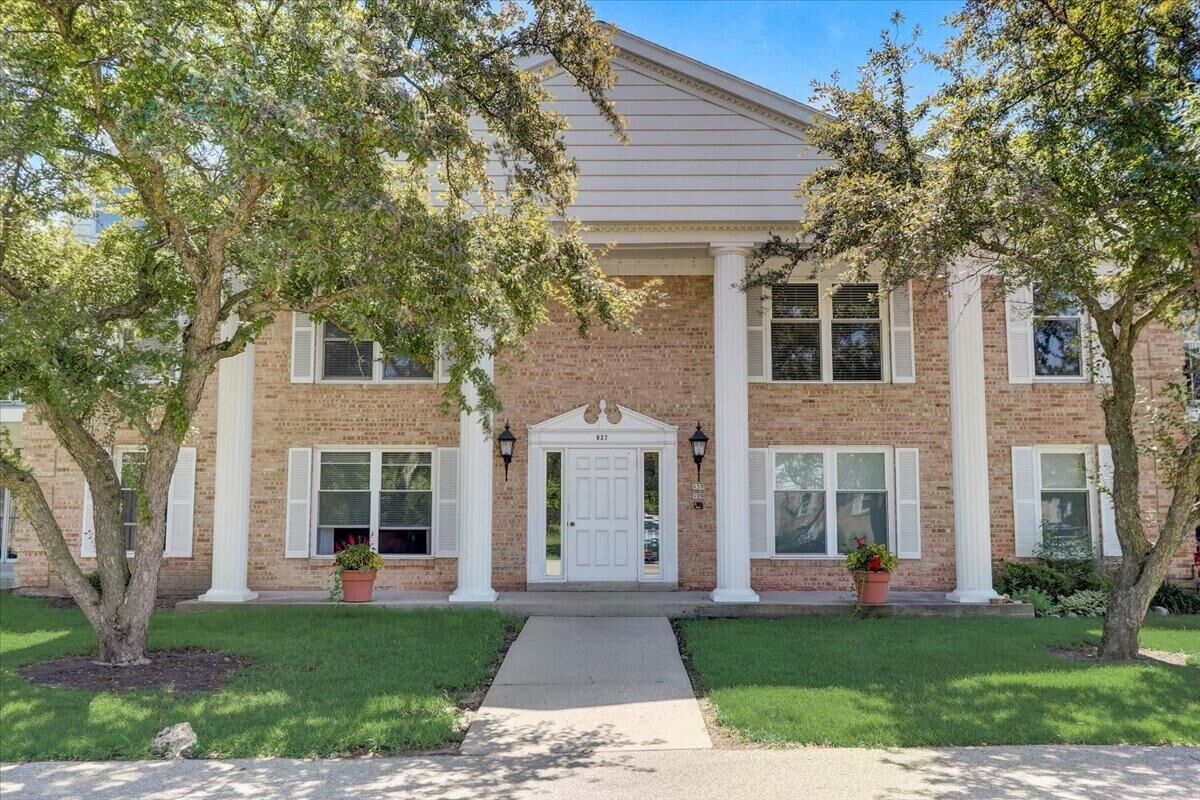 Property Photo: 937 W Heritage Ct 108 WI 53092