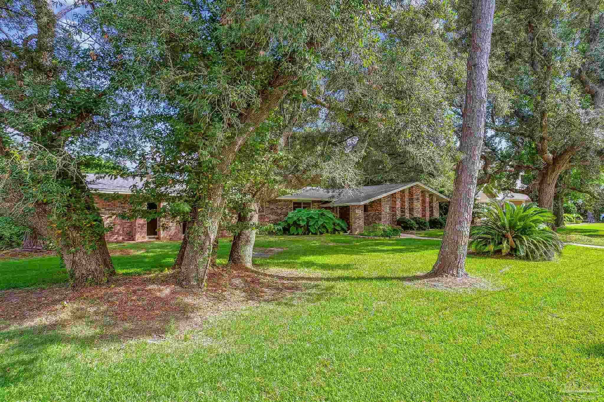 Property Photo:  109 Nandina Rd  FL 32561 