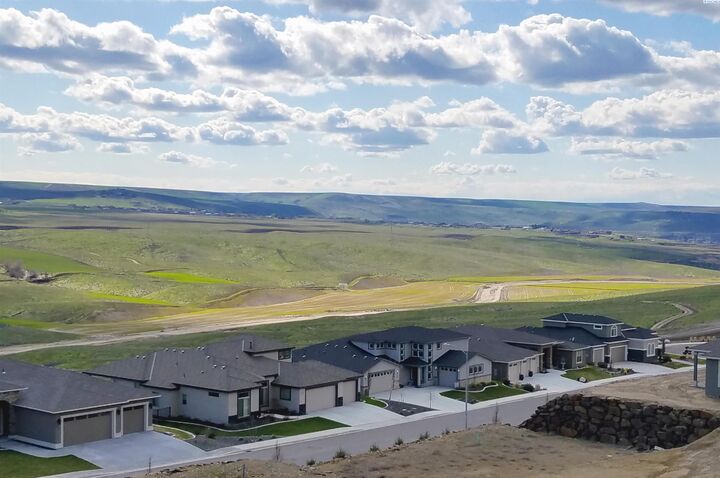 Property Photo:  6935 W 22nd Place Lo14  WA 99338 