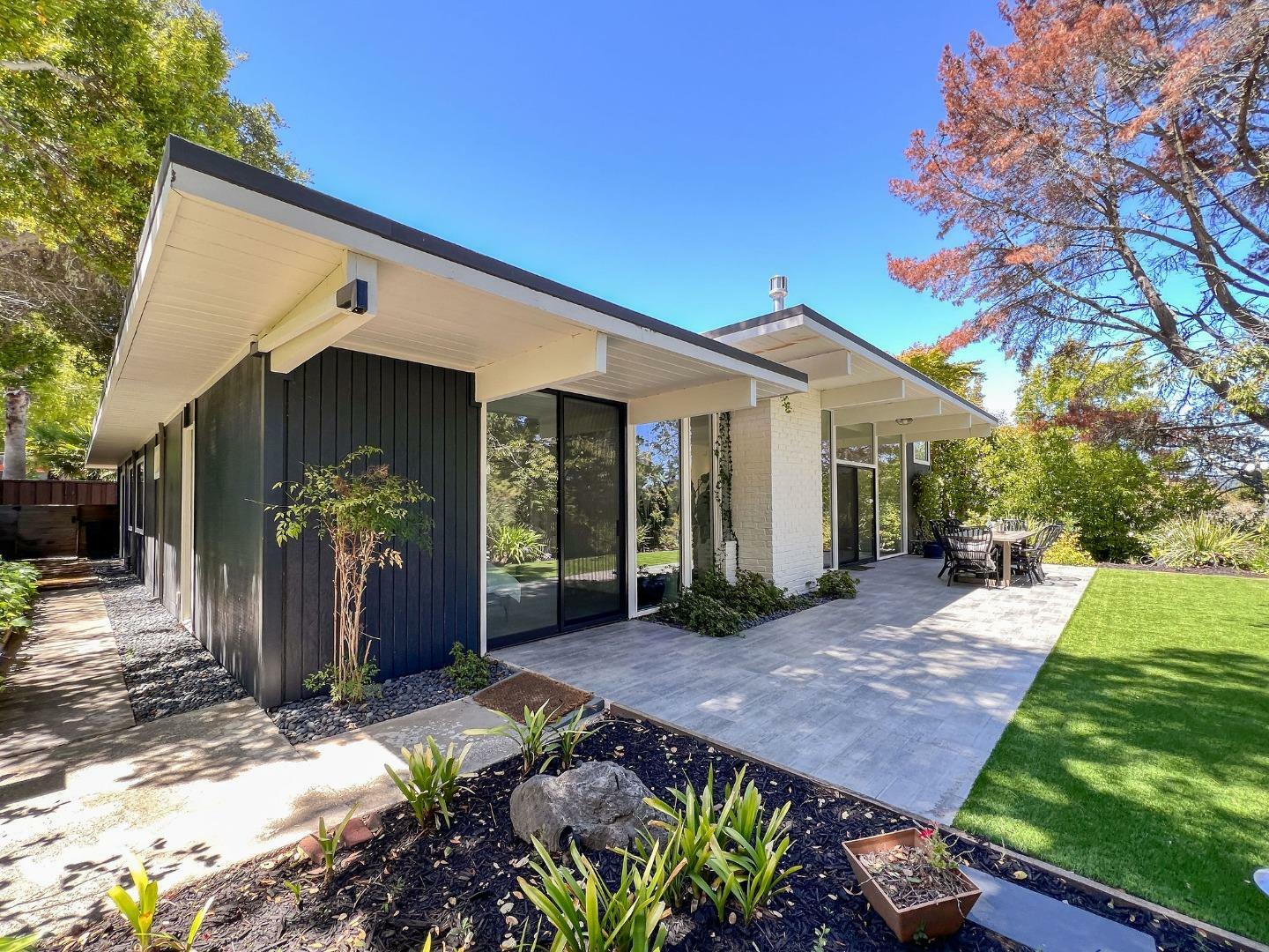 Property Photo: 1520 Seneca Lane CA 94402