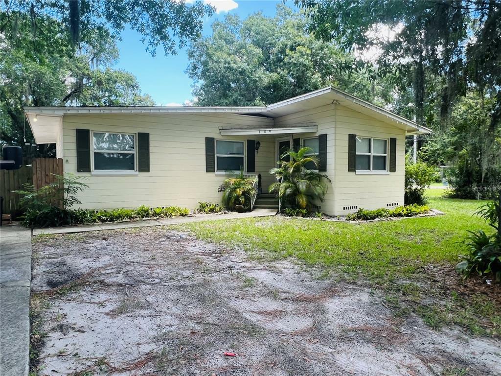 Property Photo:  109 N Lake Boulevard  FL 33563 