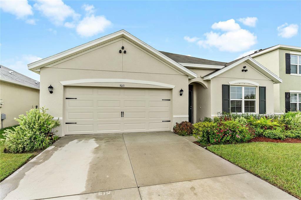 Property Photo: 5013 Blue Willow Way FL 34221