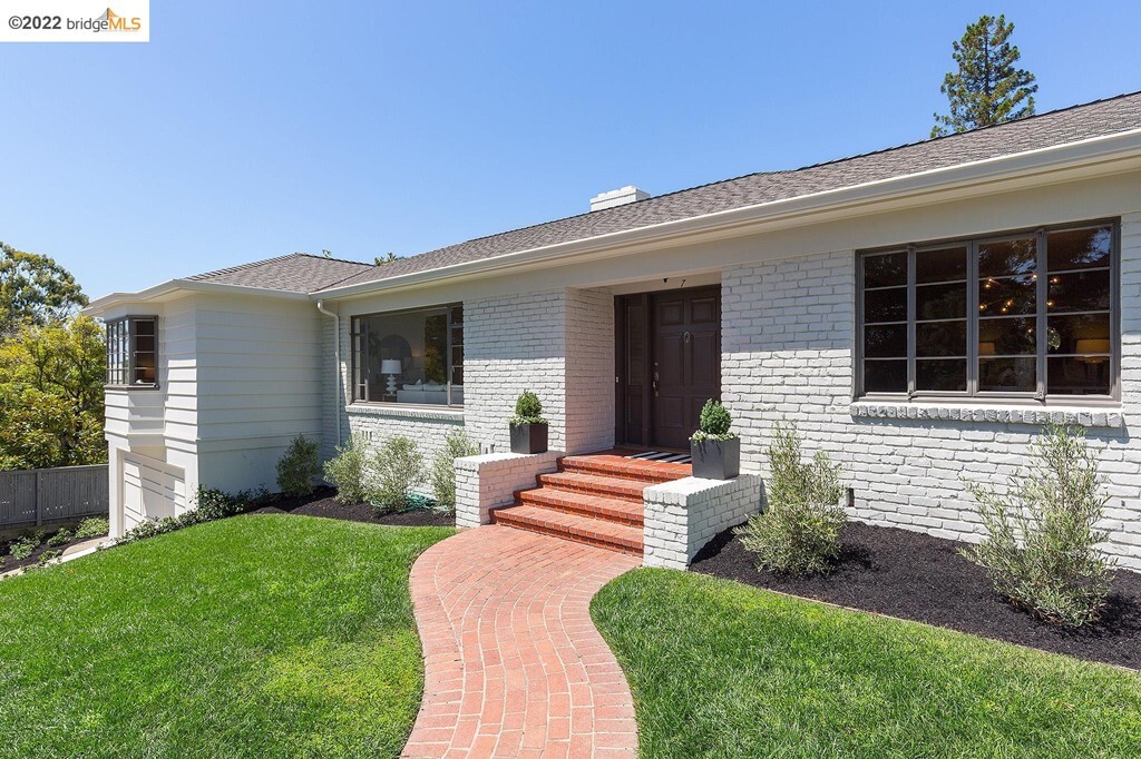 Property Photo: 7 Sotelo Ave CA 94611