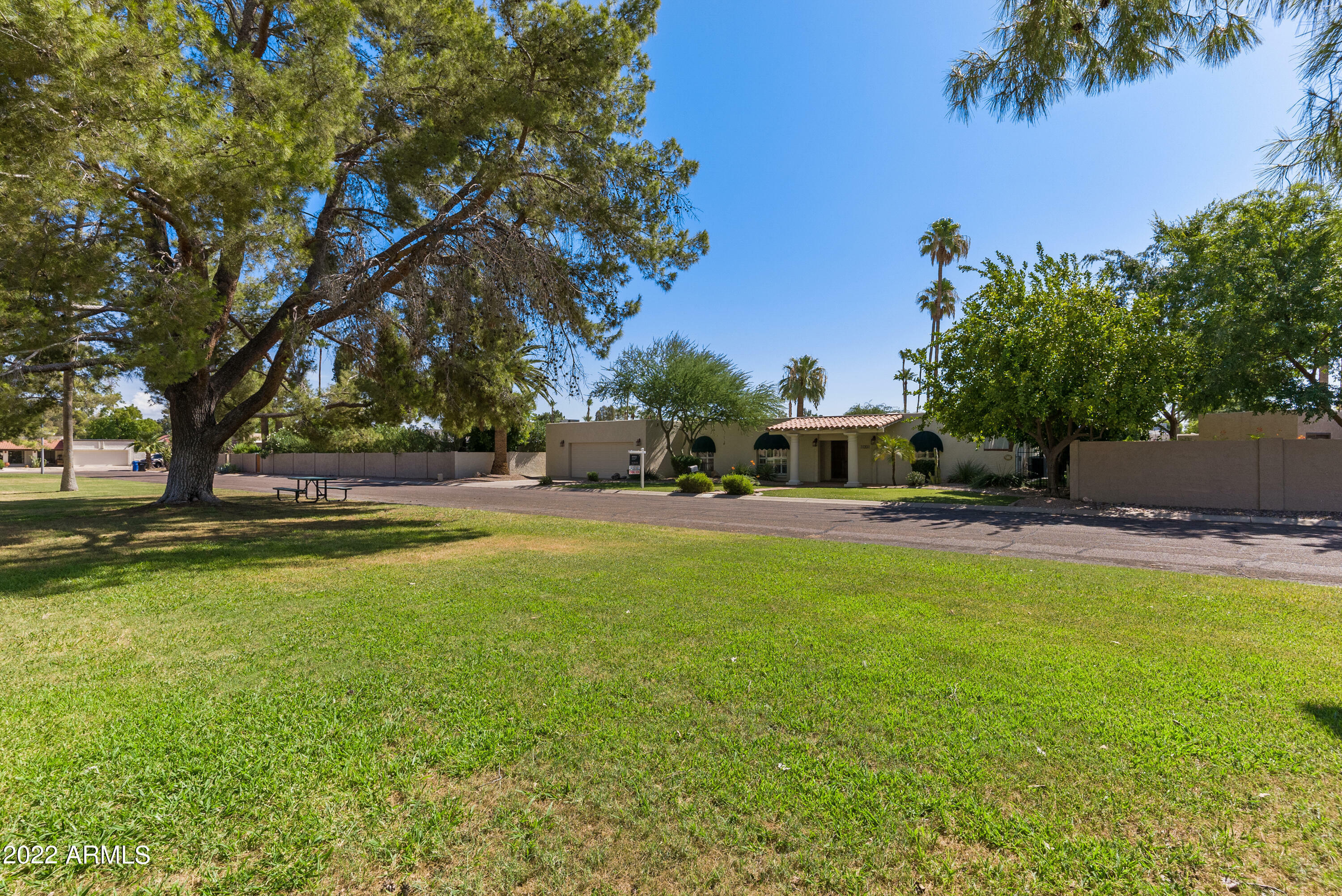 Property Photo: 11221 N 44th Way AZ 85028